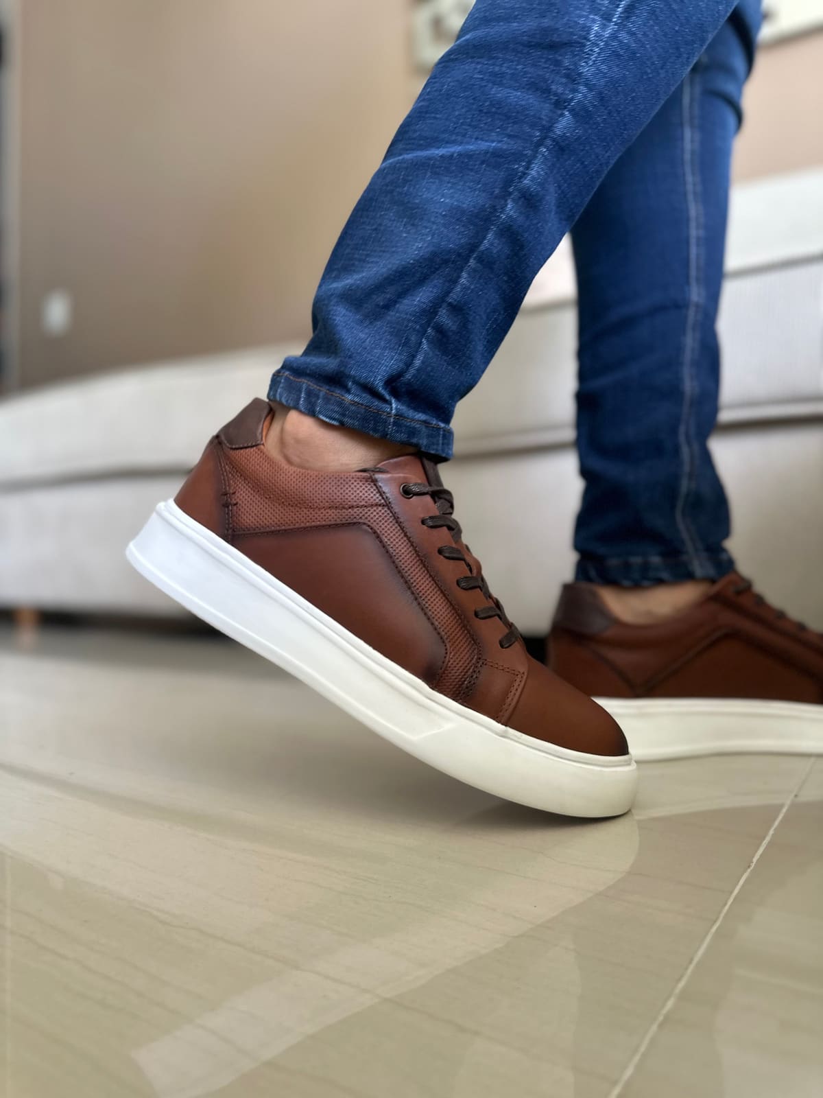 SNEAKERS EN CUERO VACUNO COLOR MIEL -REF:533 imagen 3
