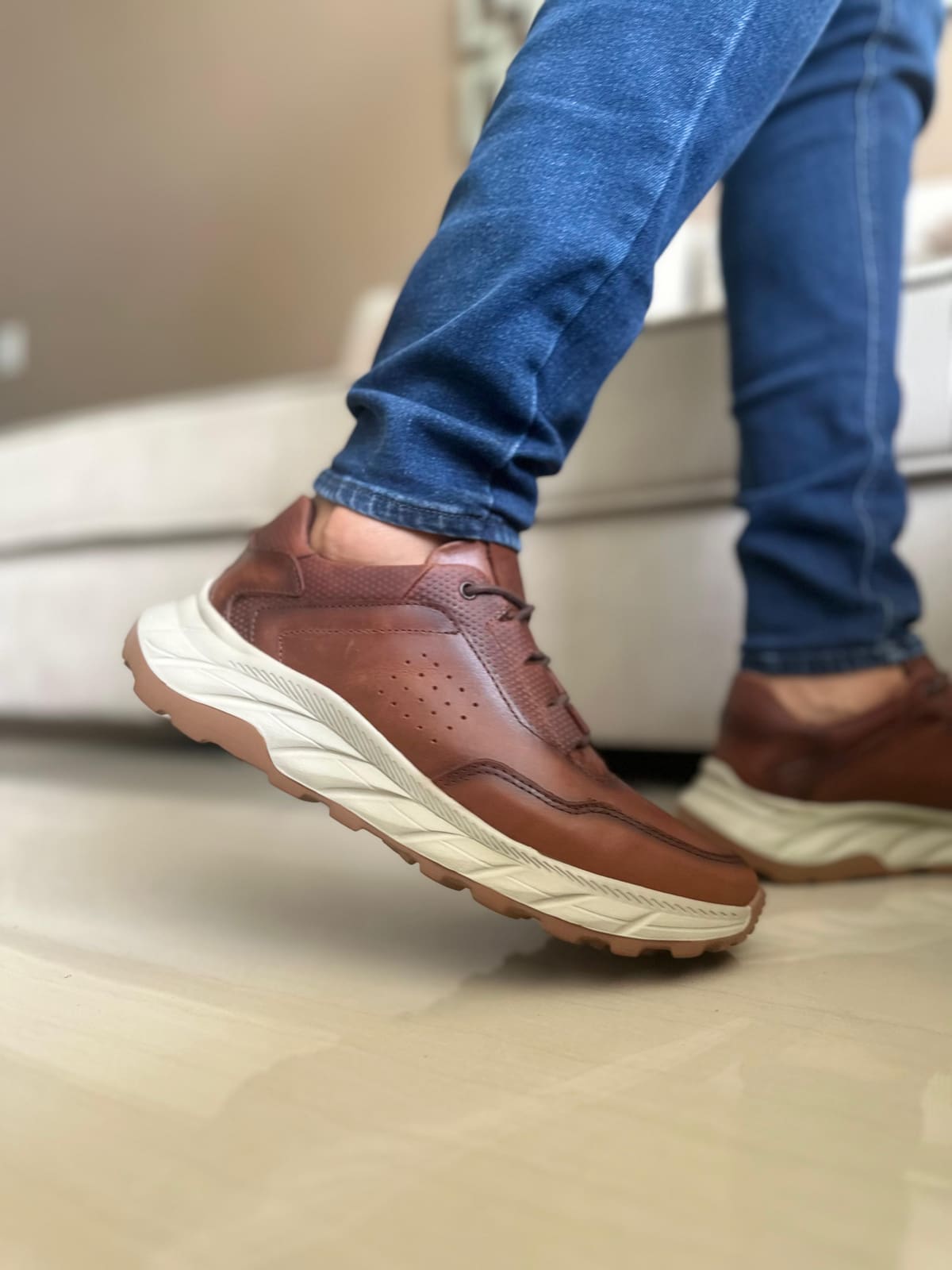 SNEAKERS EN CUERO- C24 imagen 2