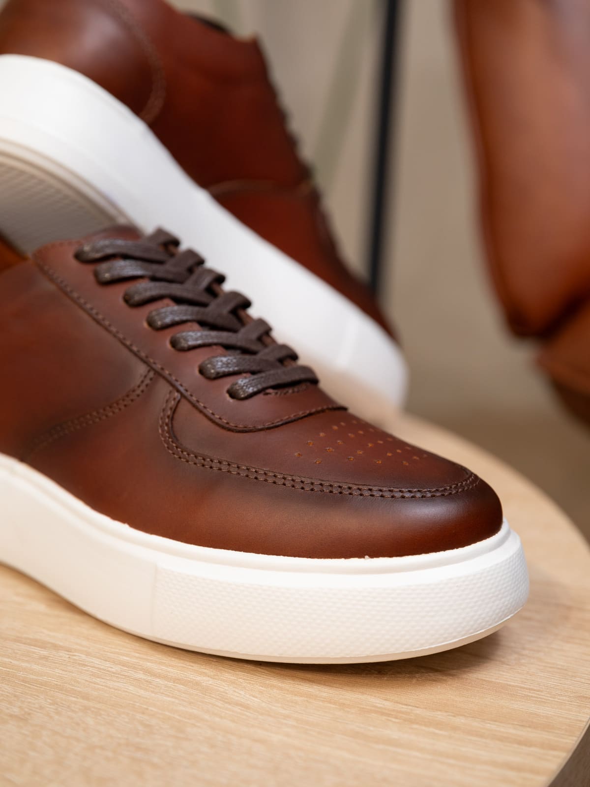 SNEAKERS POU CUERO-SUELA LIVIANA imagen 2