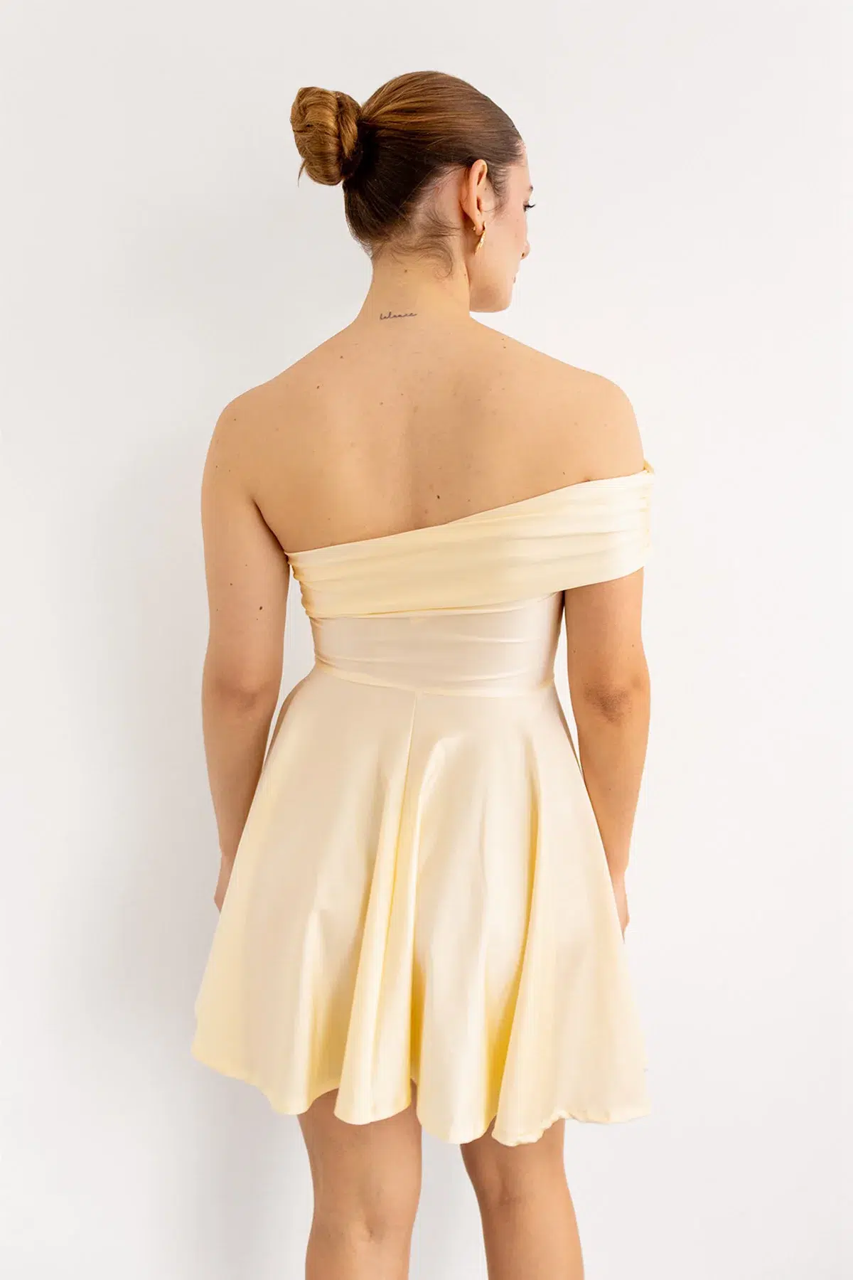 Vestido Corto Escote Bandeja Asimetrico Crema imagen 2