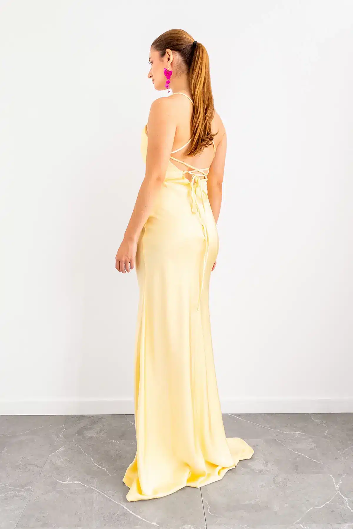 Vestido en Satin Espalda Abierta Amarillo imagen 2