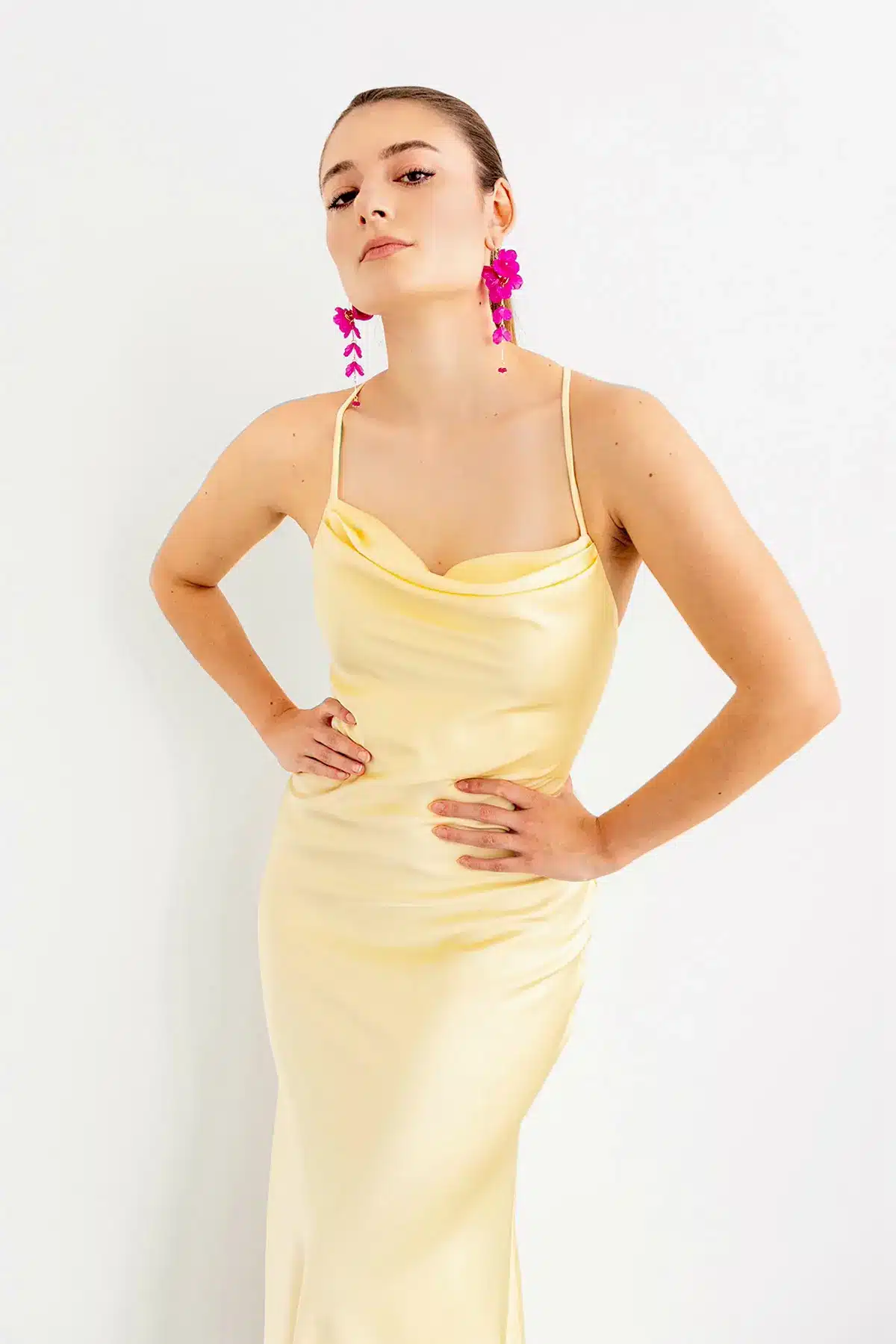Vestido en Satin Espalda Abierta Amarillo imagen 3