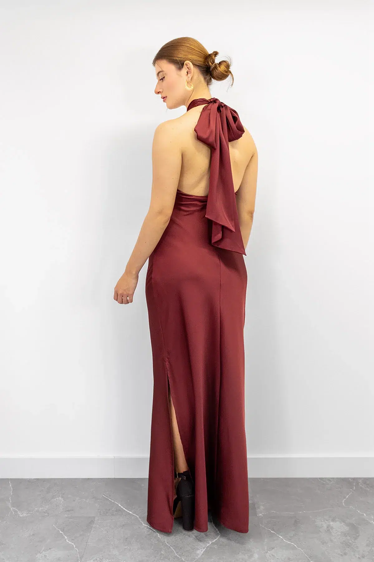 Vestido en Satin Escote Halter con Aplique Vino imagen 2