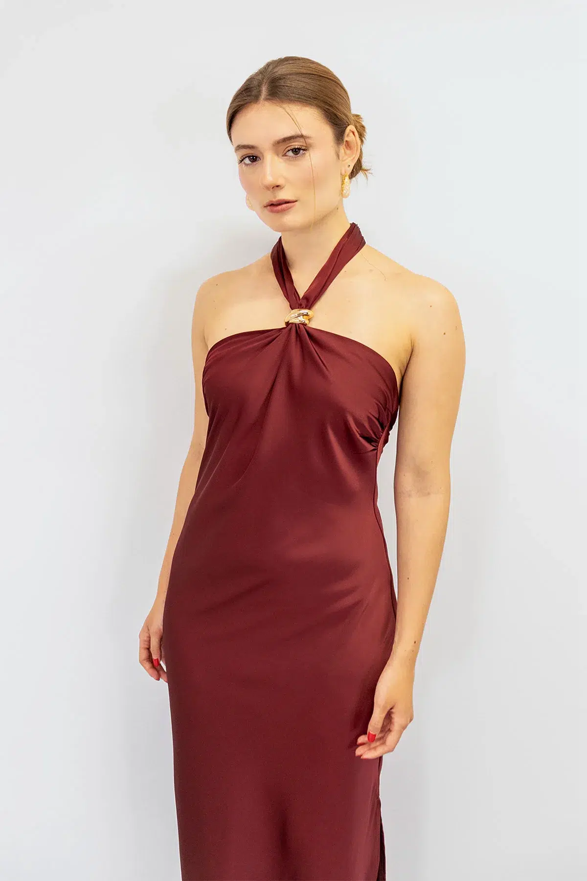 Vestido en Satin Escote Halter con Aplique Vino imagen 3