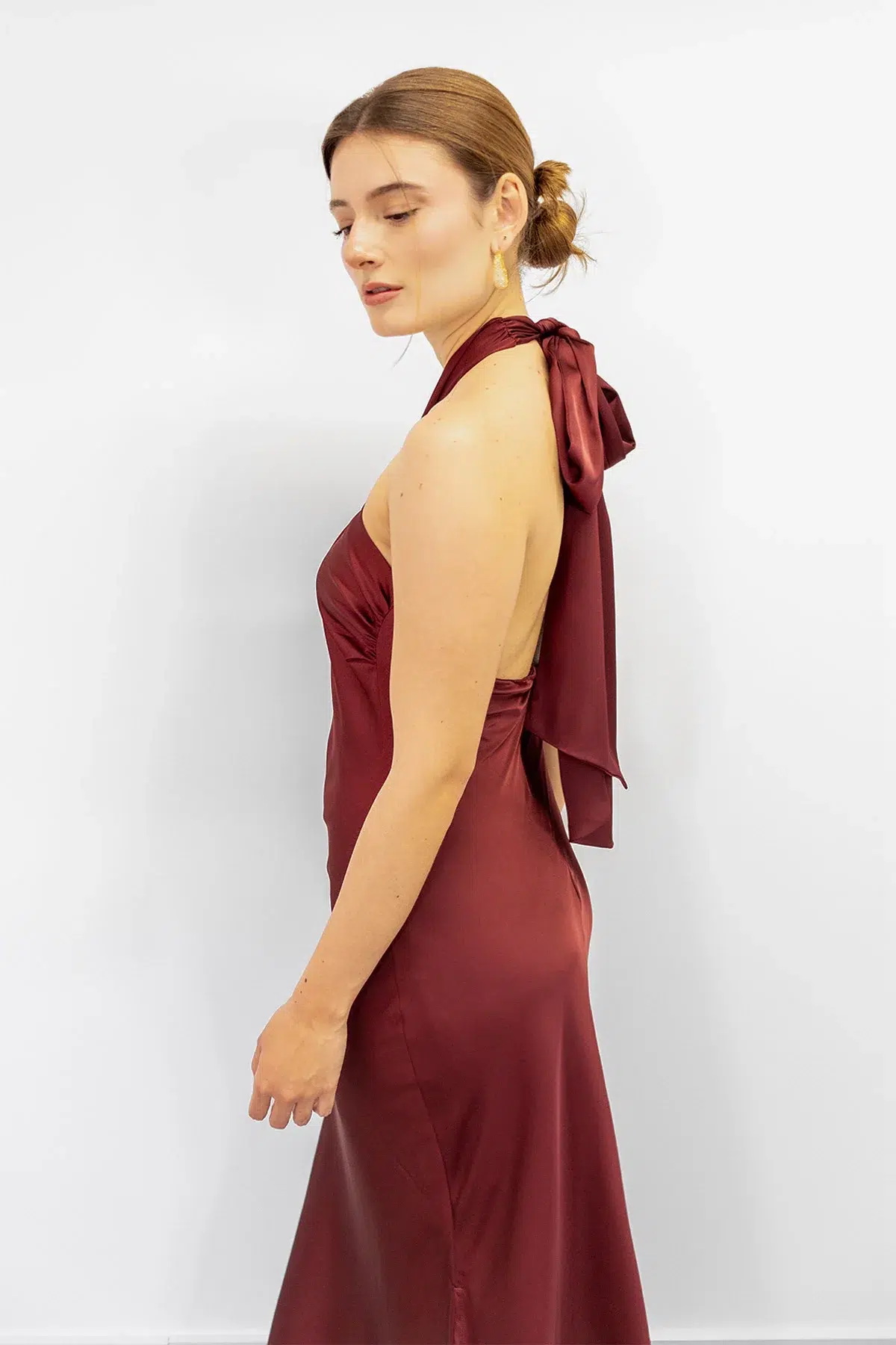 Vestido en Satin Escote Halter con Aplique Vino imagen 4