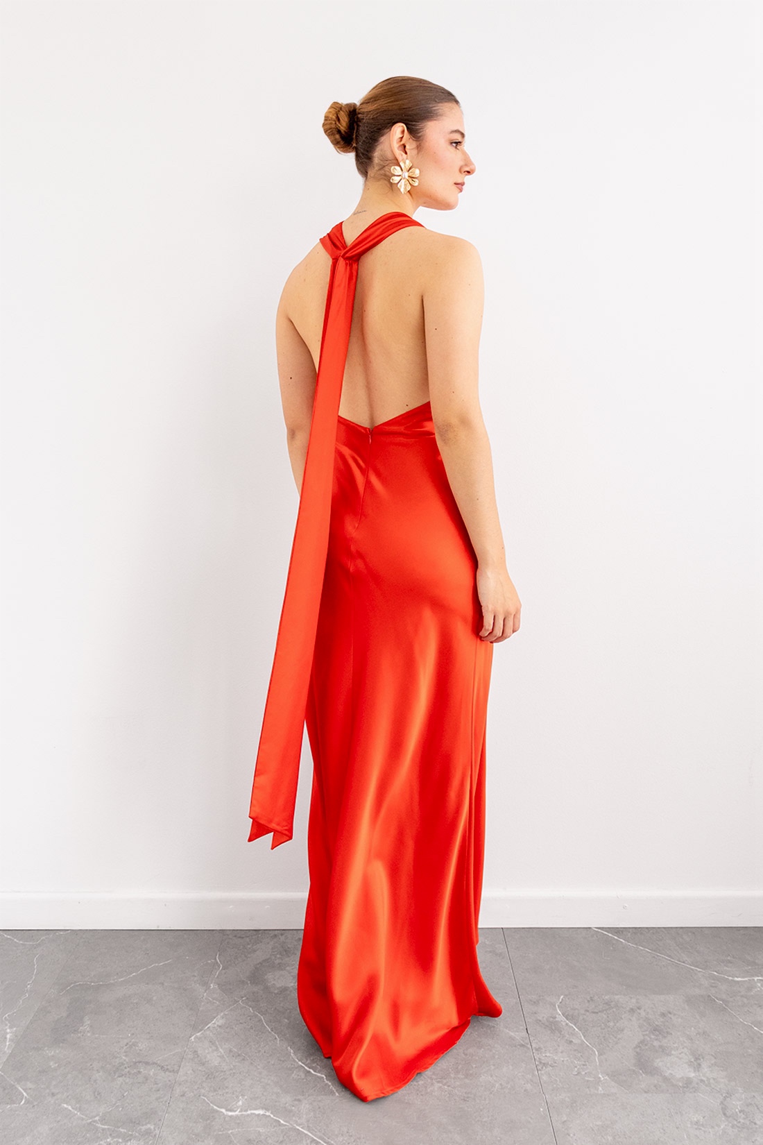 Vestido en Satin Escote Halter Drapeado Rojo imagen 2