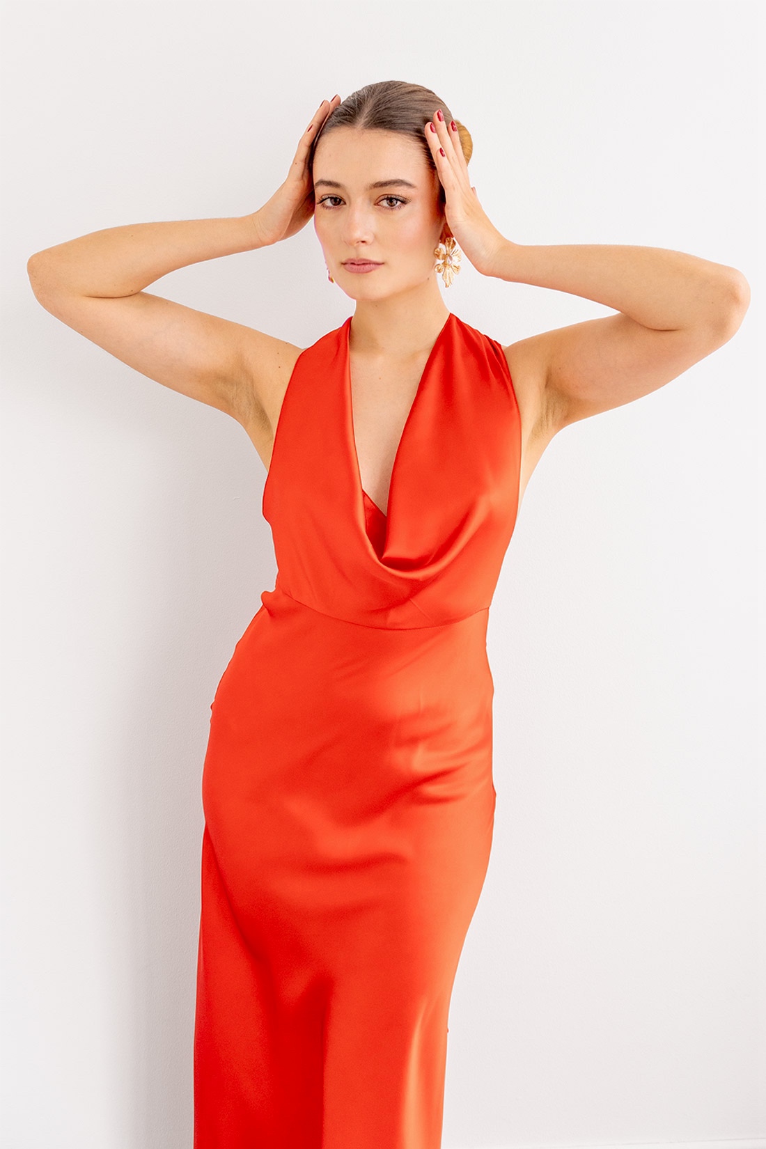 Vestido en Satin Escote Halter Drapeado Rojo imagen 3