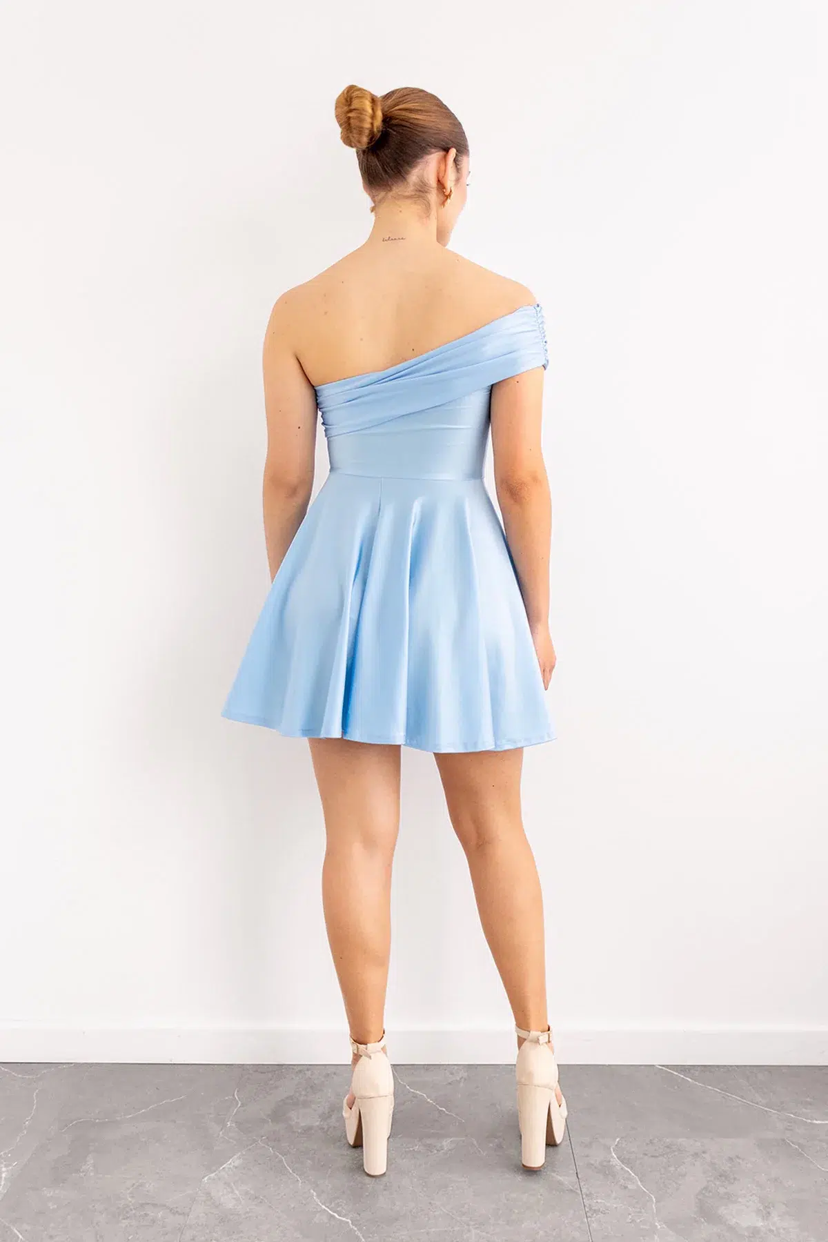 Vestido Corto Escote Bandeja Asimetrico Cesleste imagen 2