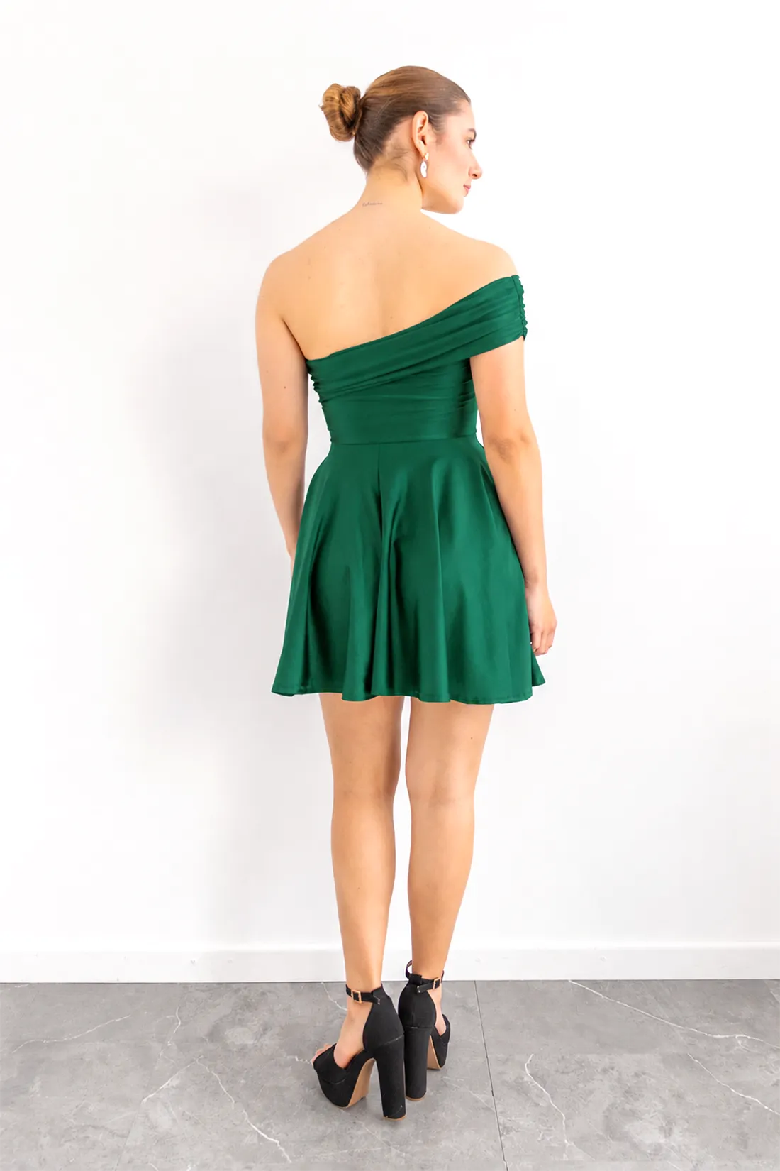 Vestido Corto Escote Bandeja Asimetrico Verde imagen 2