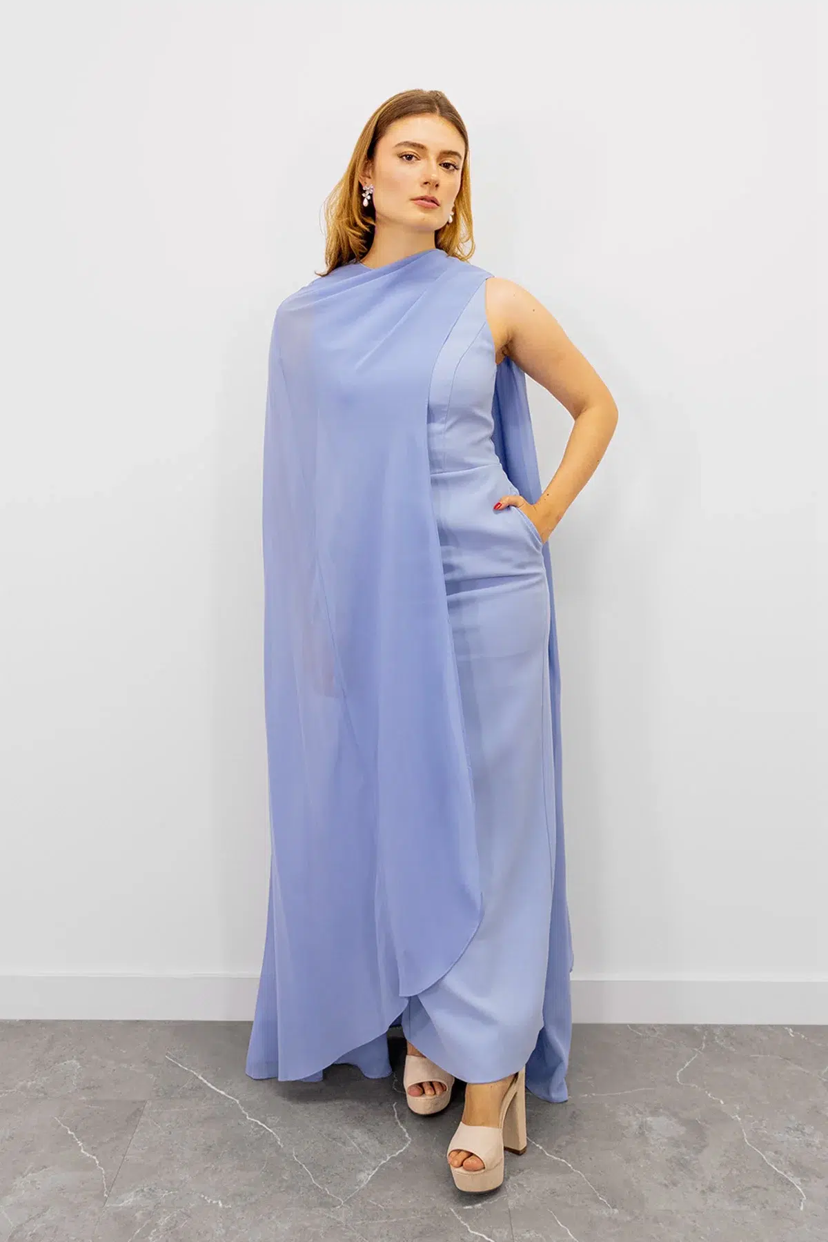 Vestido Largo con Capa Larga Celeste imagen 2