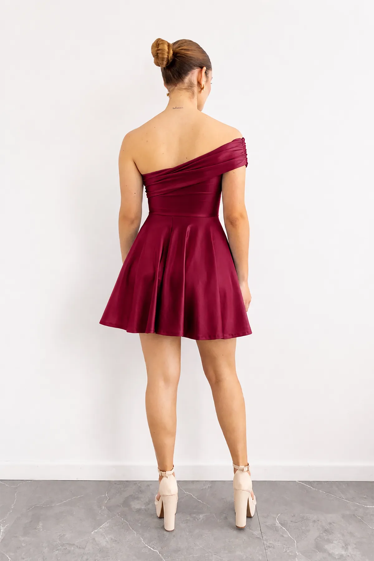 Vestido Corto Escote Bandeja Asimetrico Vinotinto imagen 2