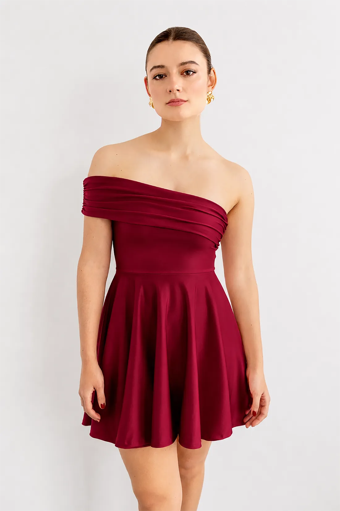 Vestido Corto Escote Bandeja Asimetrico Vinotinto imagen 3