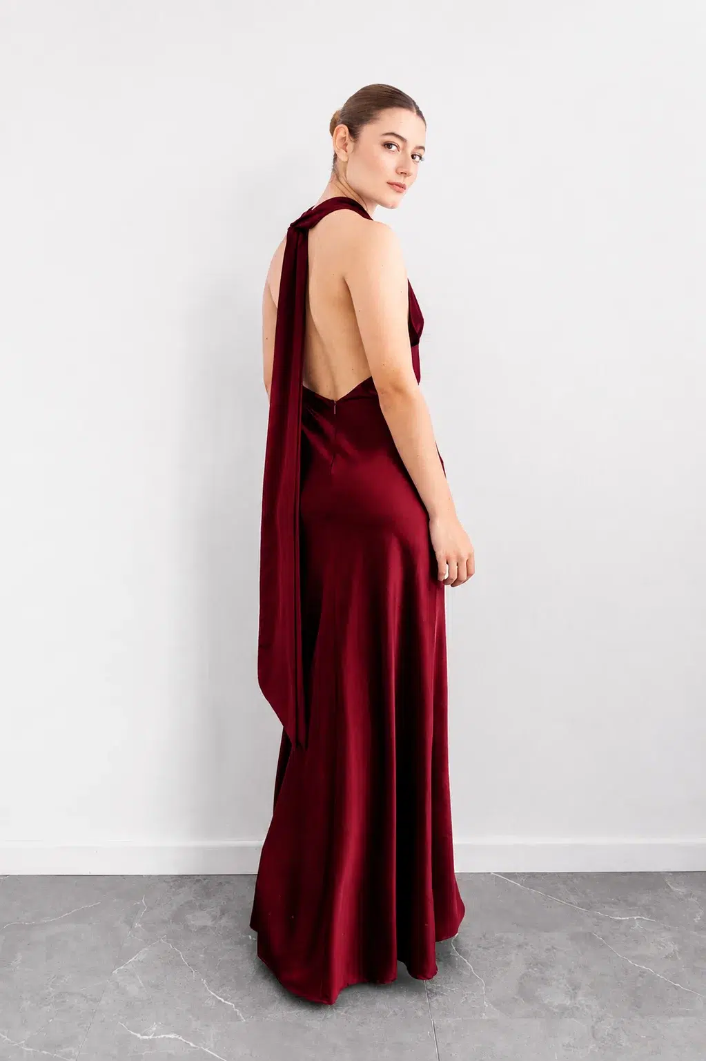 Vestido en Satin Escote Halter Drapeado Vinotinto imagen 2