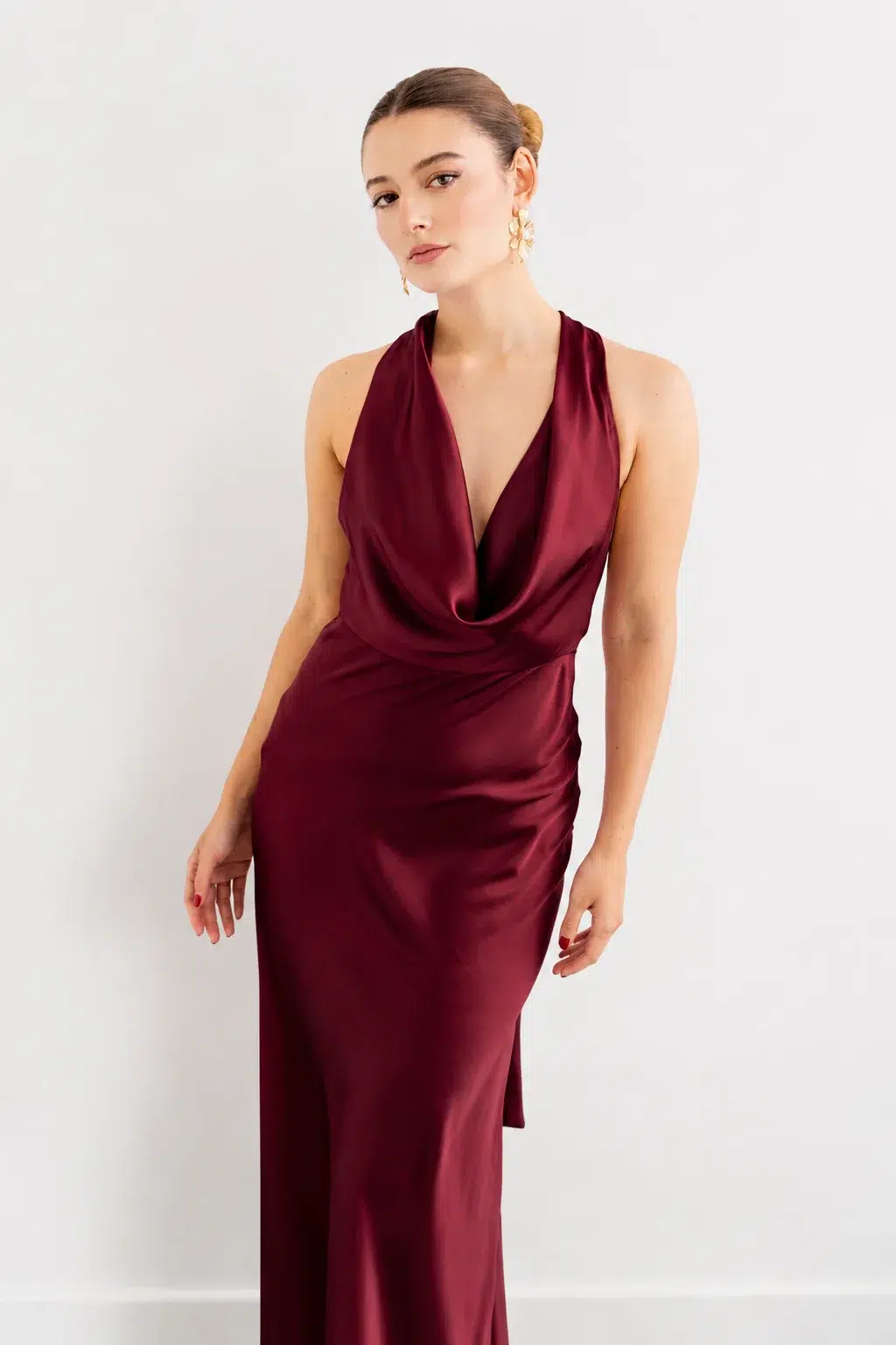Vestido en Satin Escote Halter Drapeado Vinotinto imagen 3