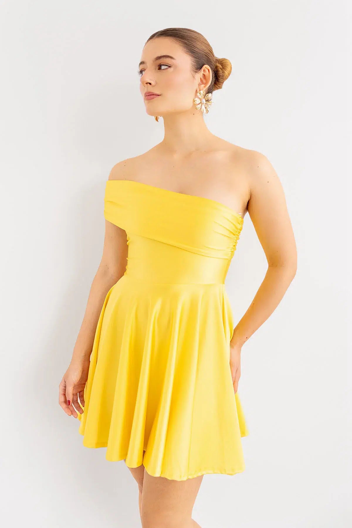 Vestido Corto Escote Bandeja Asimetrico Amarillo imagen 2