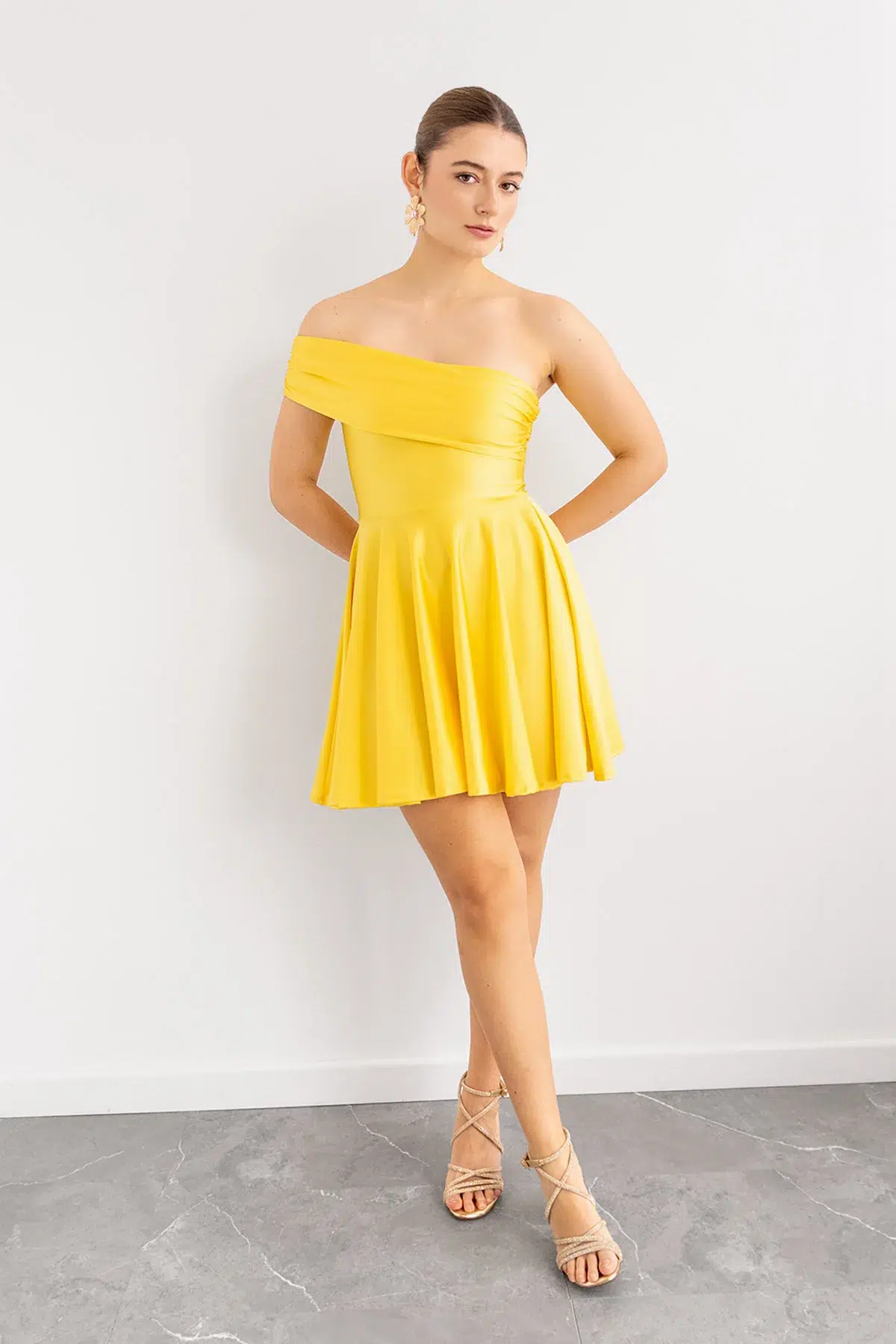 Vestido Corto Escote Bandeja Asimetrico Amarillo imagen 3
