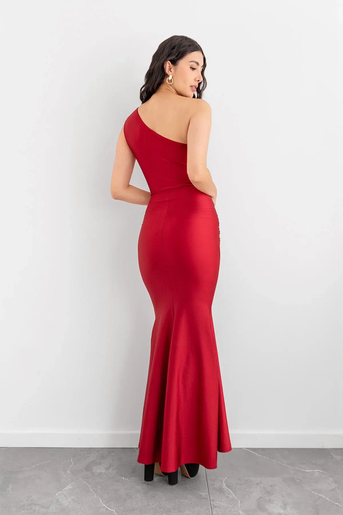 Vestido Top Asimetrico con Abertura Vinotinto imagen 2