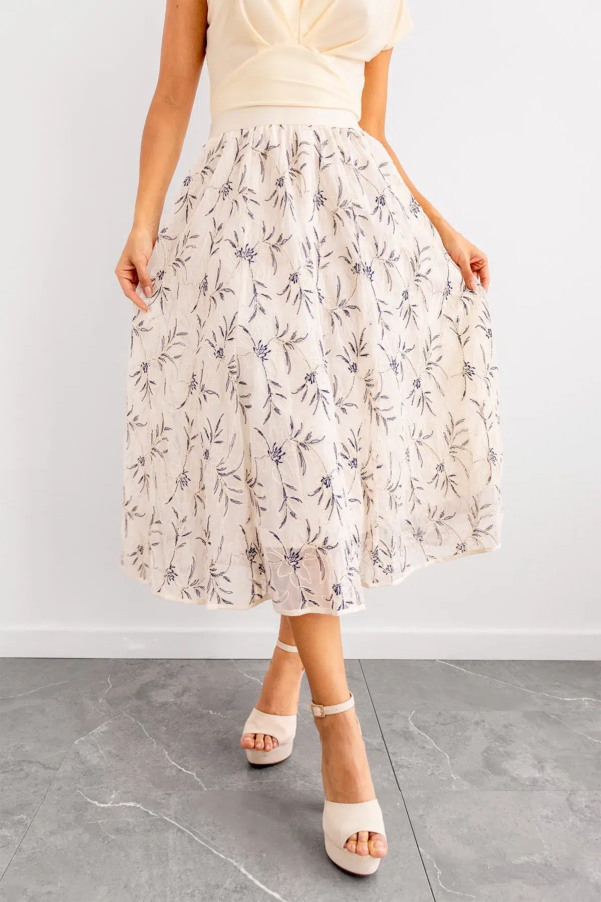 Falda Midi Flores Bordadas Marfil imagen 3