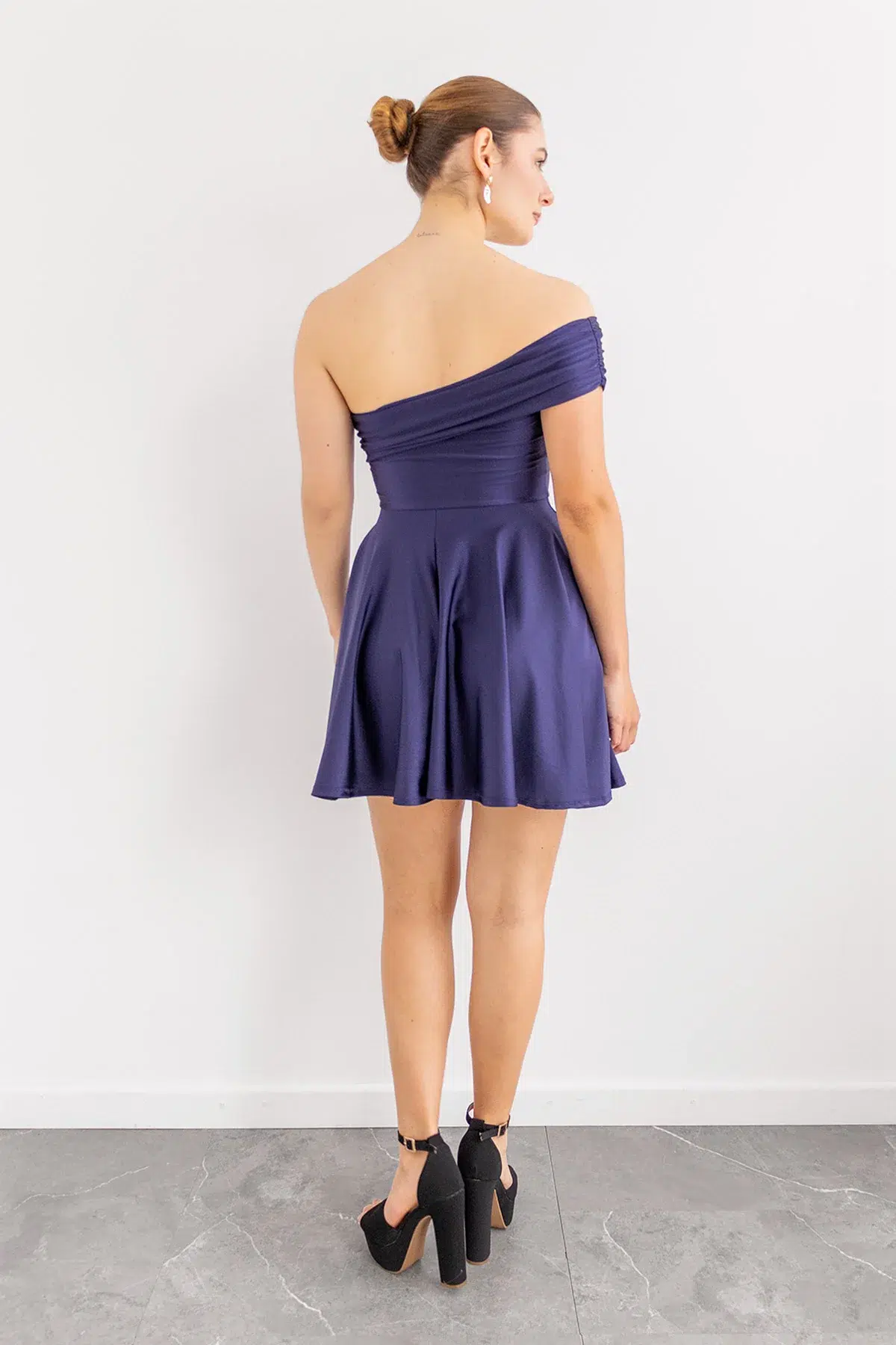 Vestido Corto Escote Bandeja Asimetrico Azul Noche imagen 3