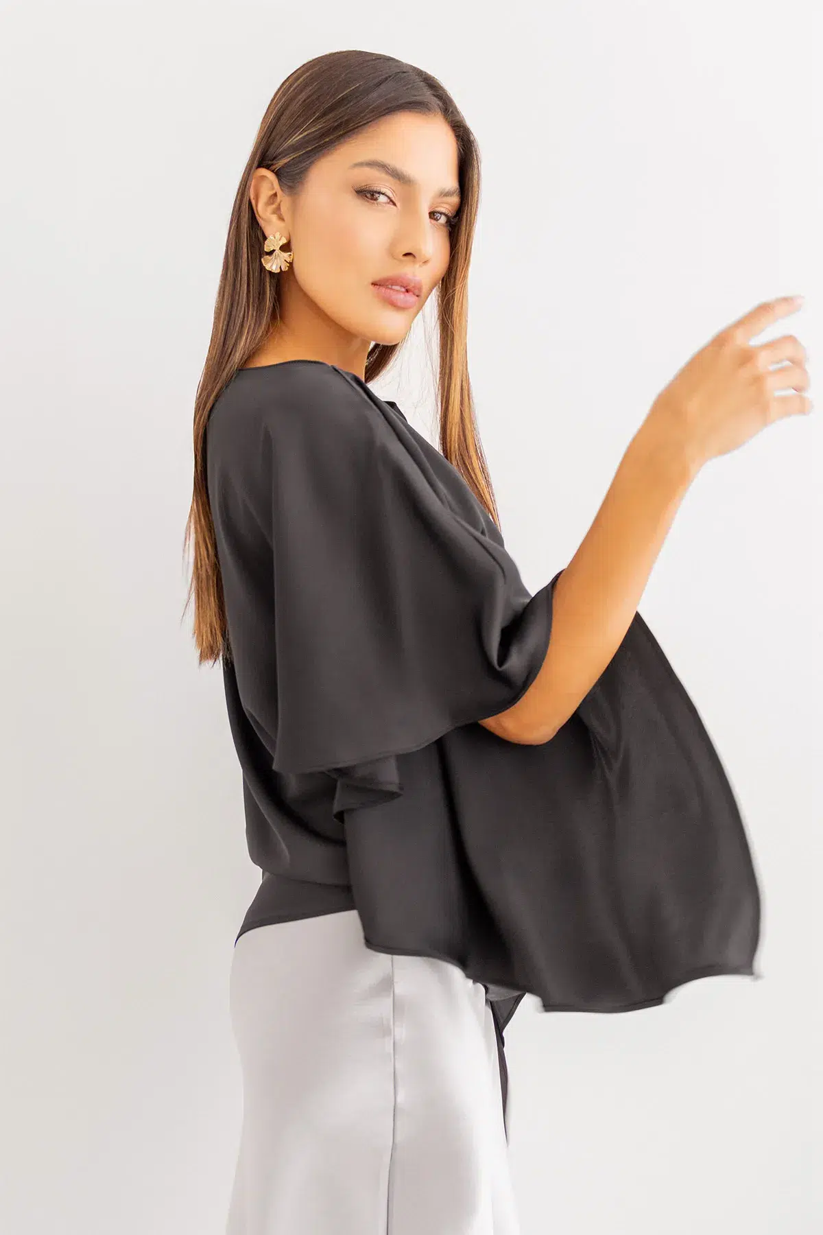 Blusa Asimetrica Satin Negra imagen 2