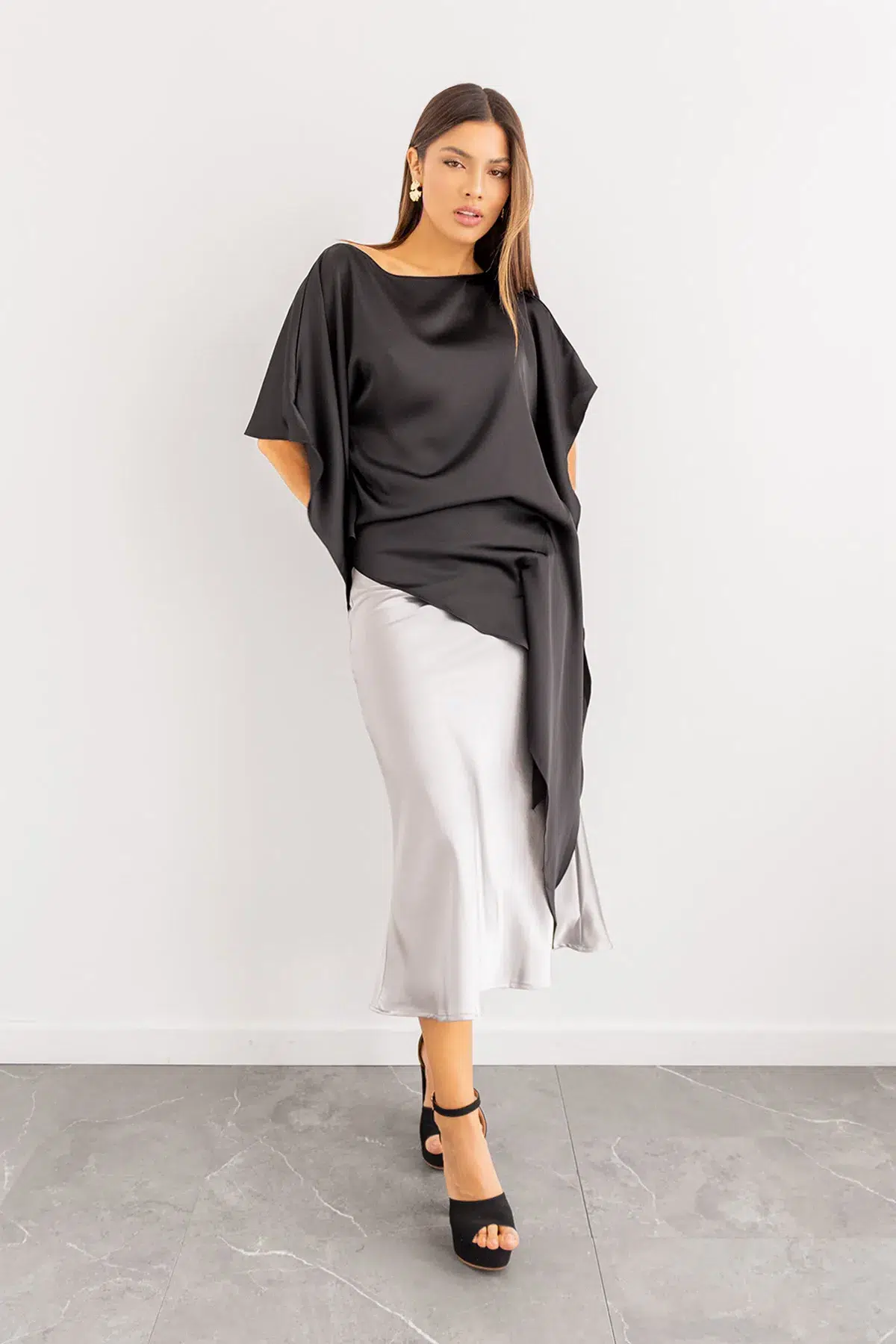 Blusa Asimetrica Satin Negra imagen 3