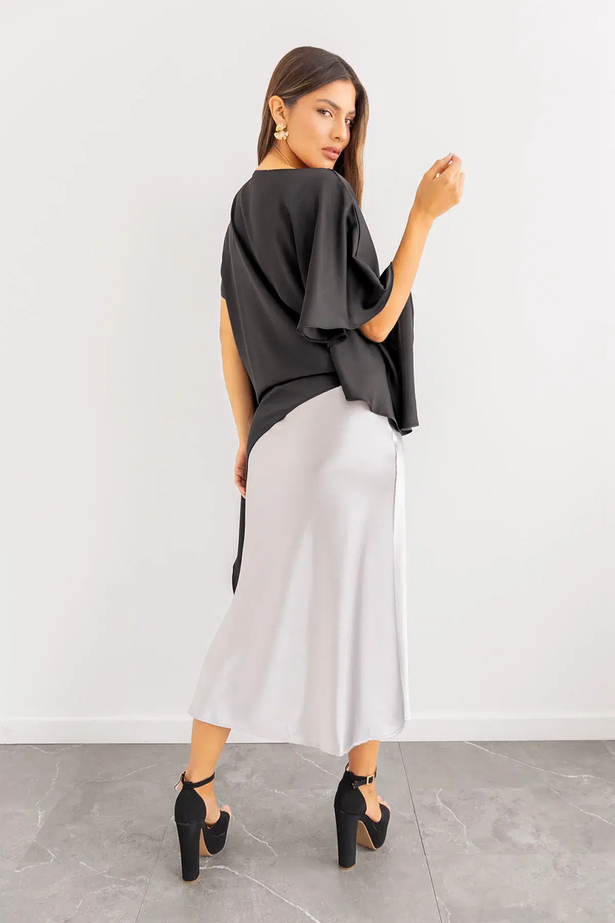 Blusa Asimetrica Satin Negra imagen 5