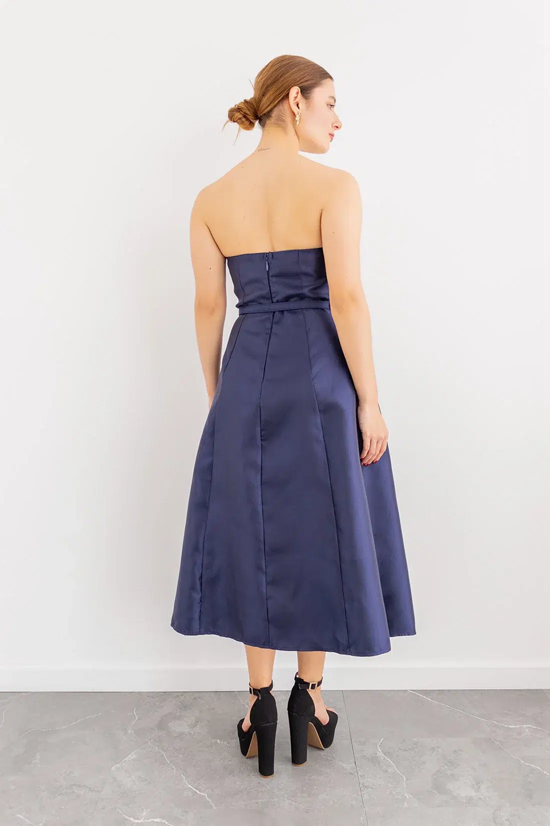 Vestido Midi Strapless con Cinturon Azul imagen 2