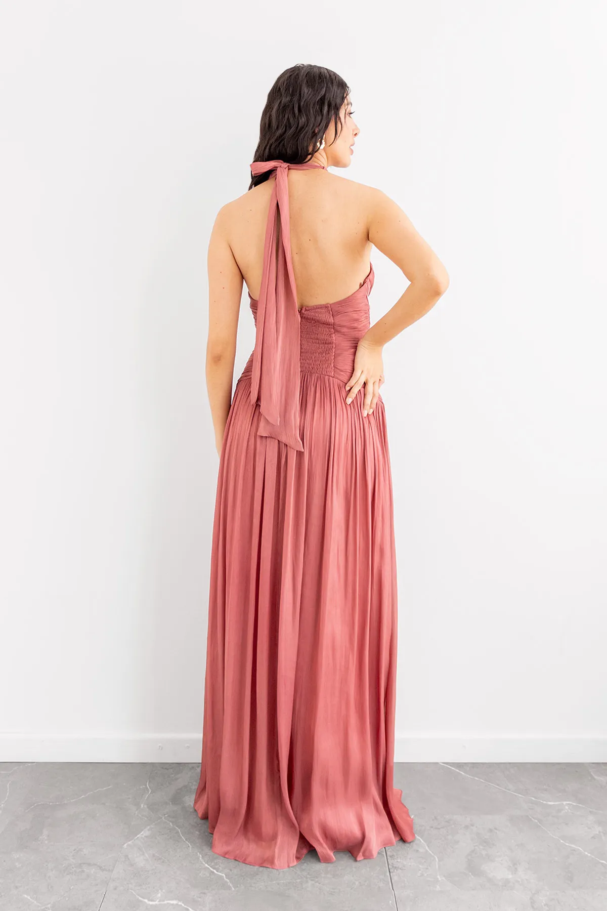 Vestido Drapeado Escote V Halter Marsala imagen 2