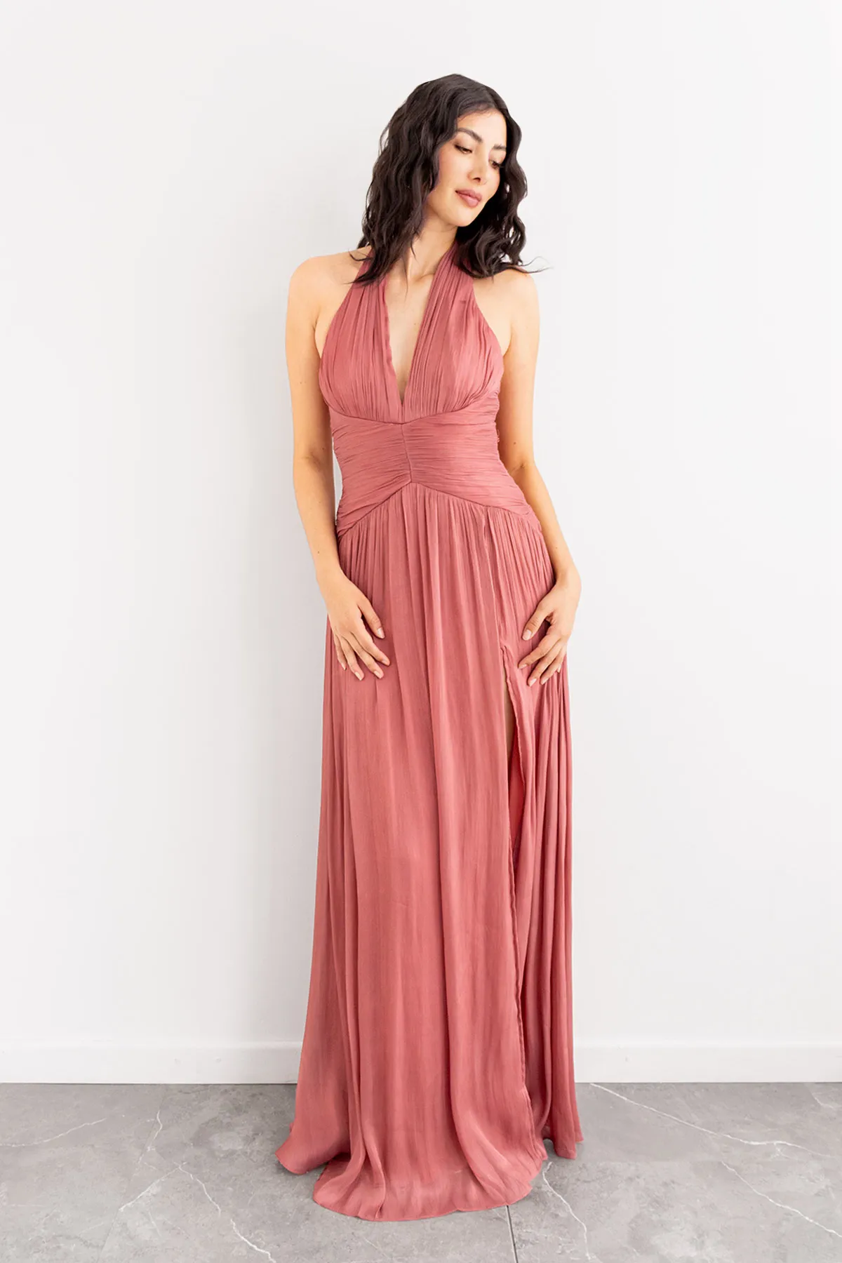 Vestido Drapeado Escote V Halter Marsala imagen 4