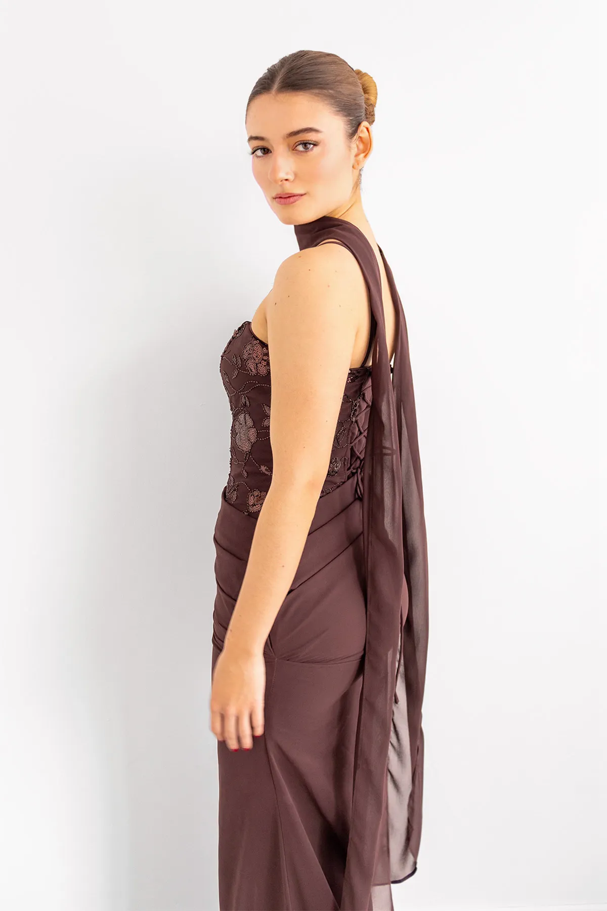 Vestido Falda en Velo Top Bordado Brillo Café imagen 4