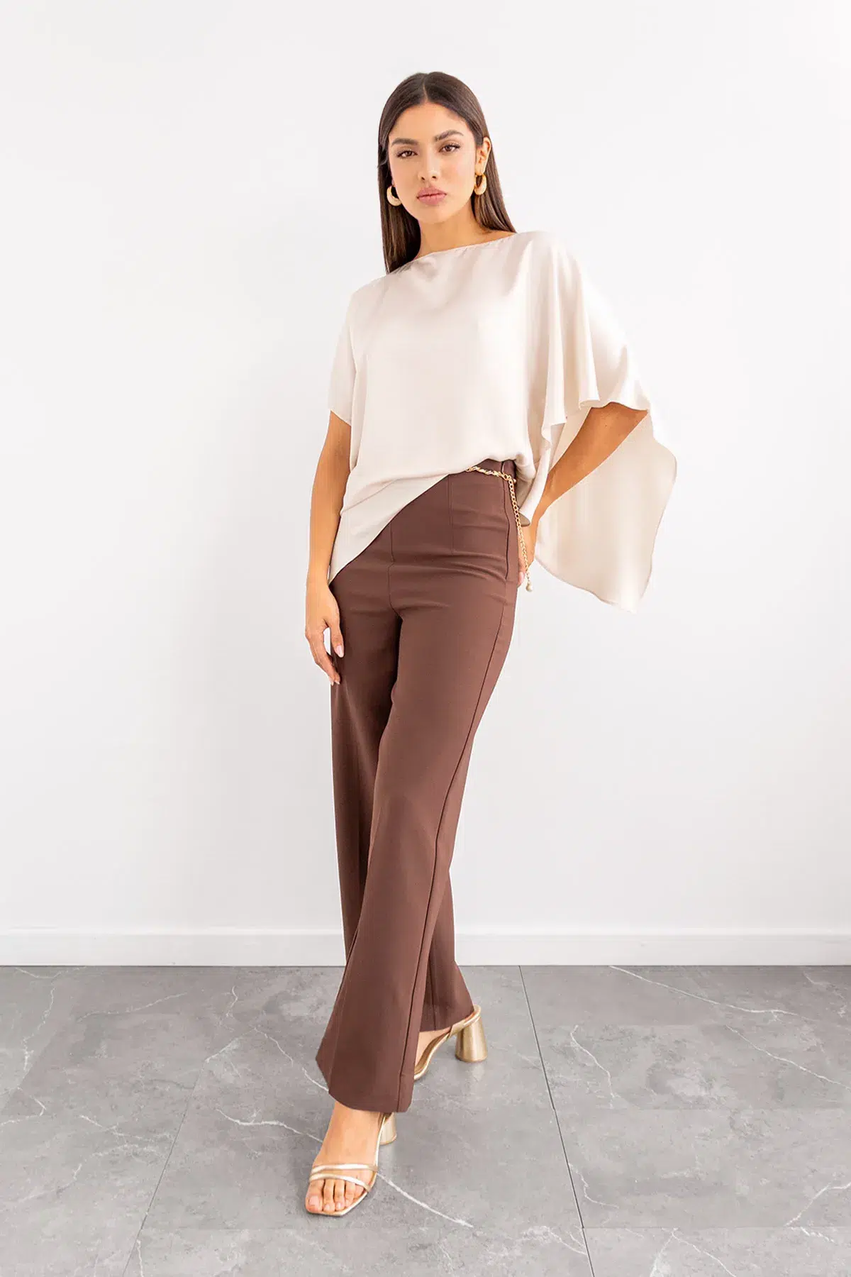 Pantalon Recto con Cinturon Café imagen 2