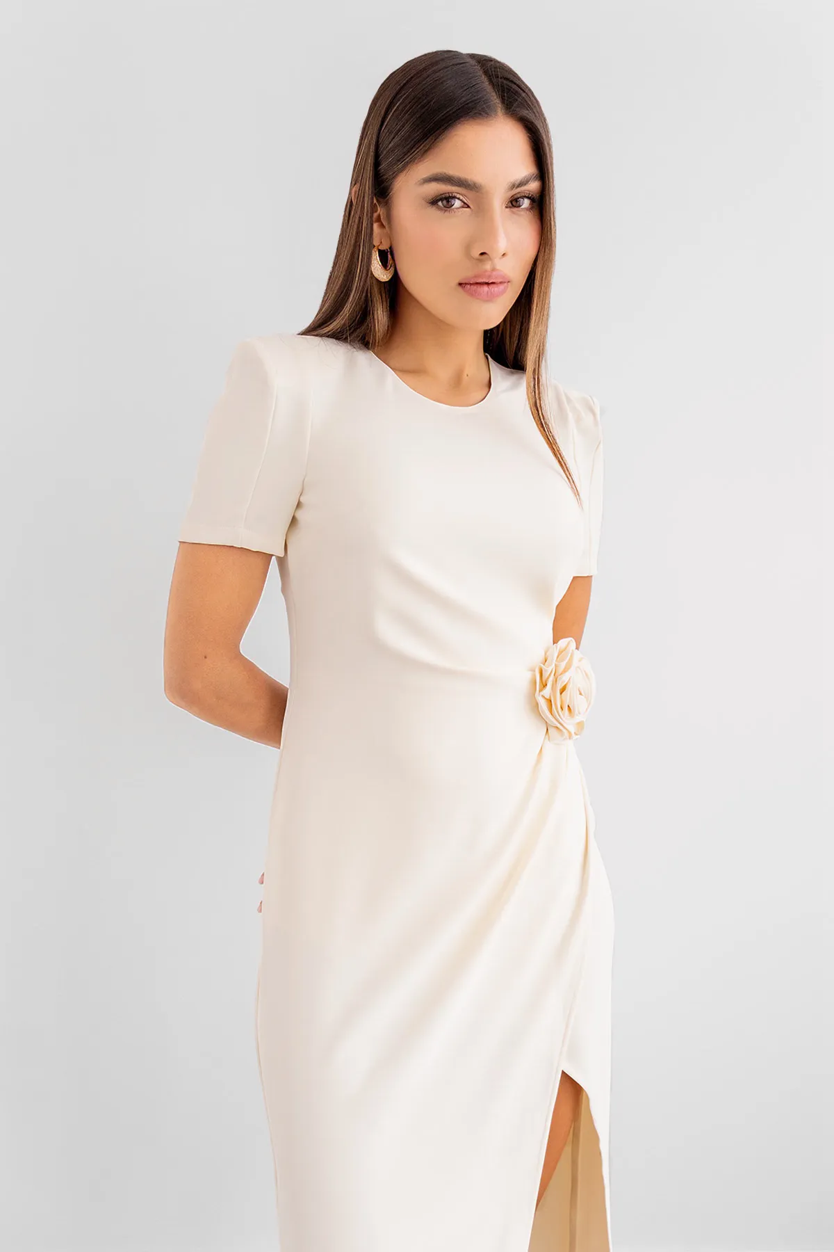 Vestido Recto con Flor Manga Corta Marfil imagen 3