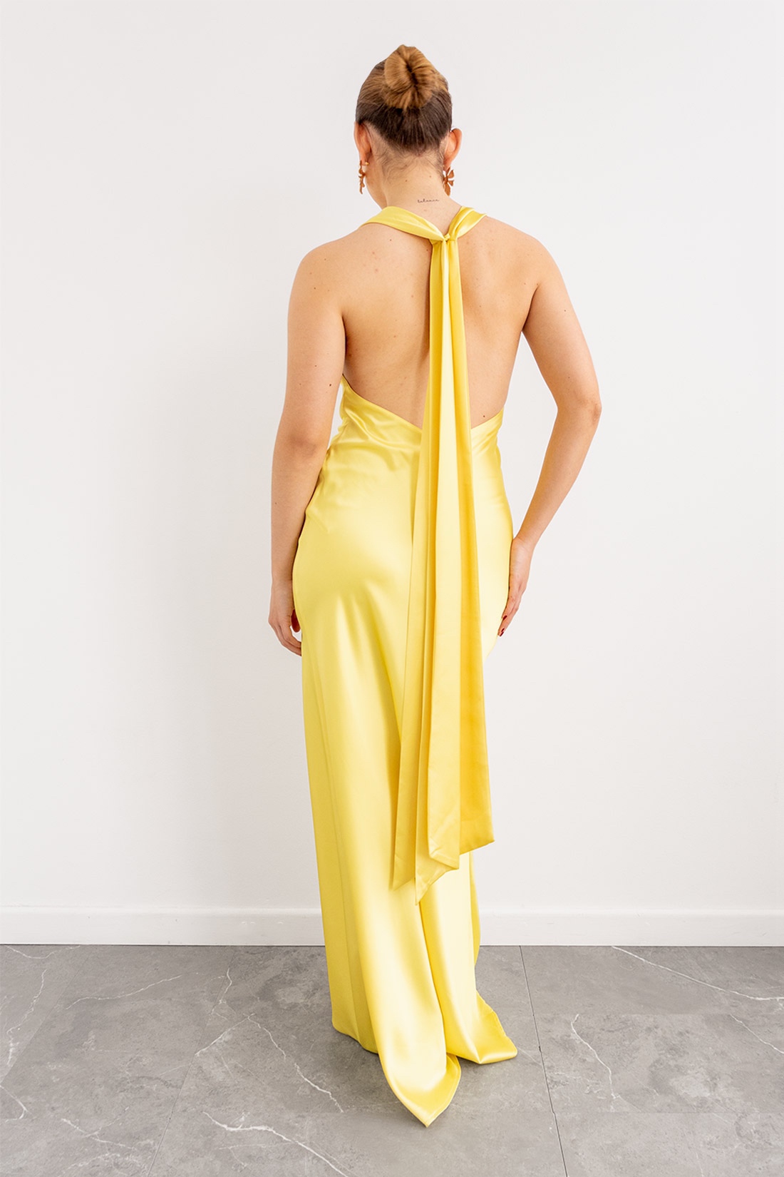Vestido en Satin Escote Halter Drapeado Amarillo imagen 2