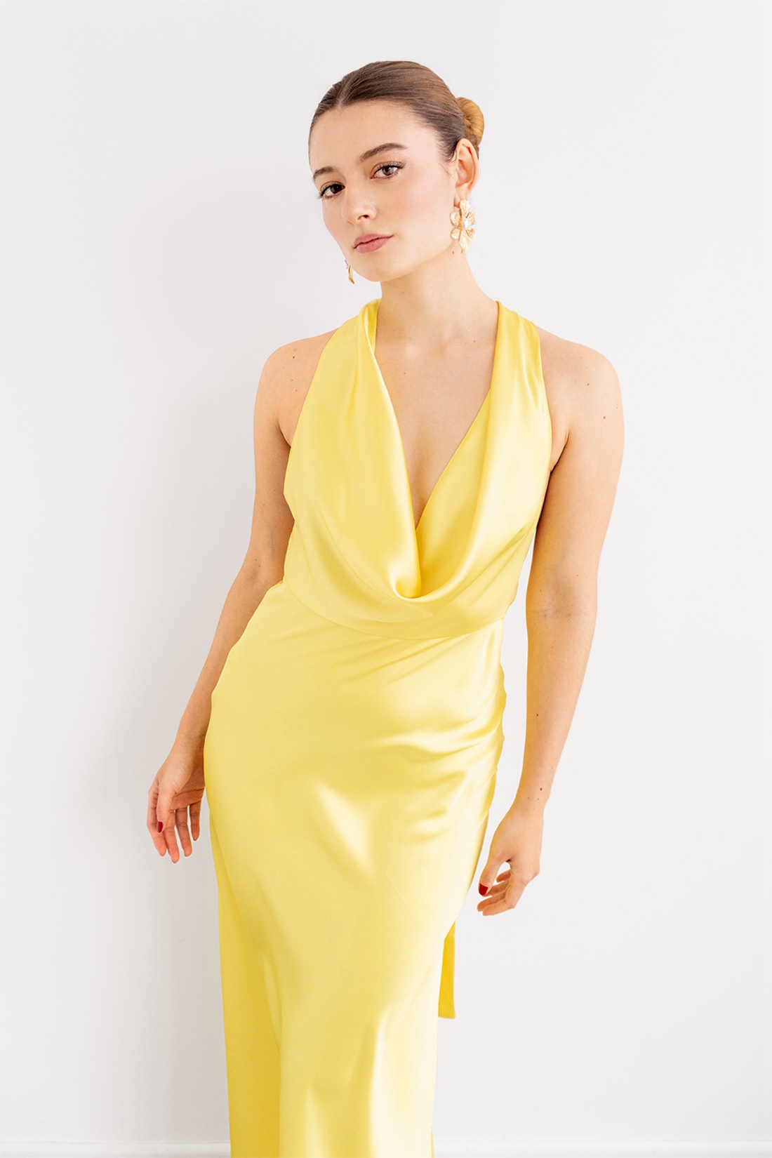 Vestido en Satin Escote Halter Drapeado Amarillo imagen 3