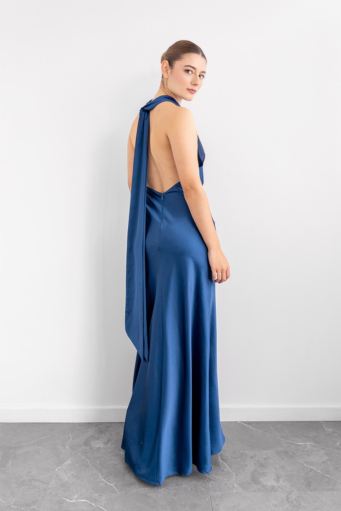 Vestido En Satin Escote Halter Drapeado Azul imagen 2