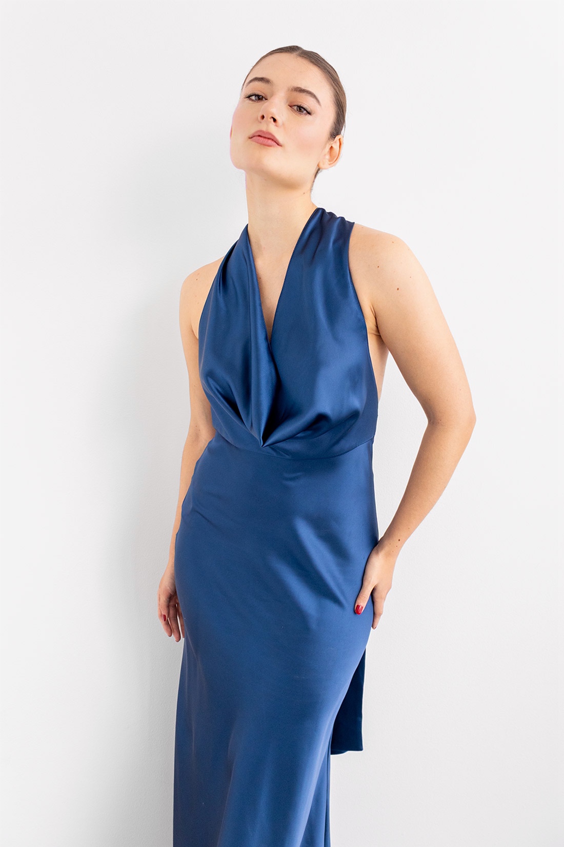 Vestido En Satin Escote Halter Drapeado Azul imagen 3