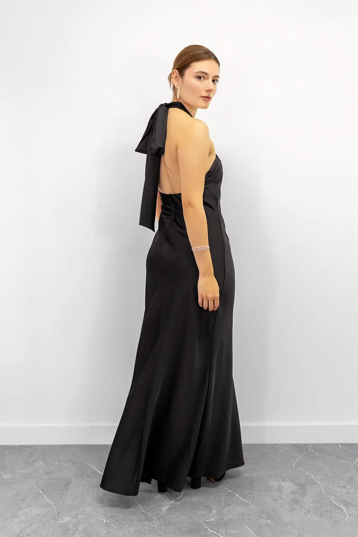 Vestido en Satin Escote Halter con Aplique Negro imagen 2