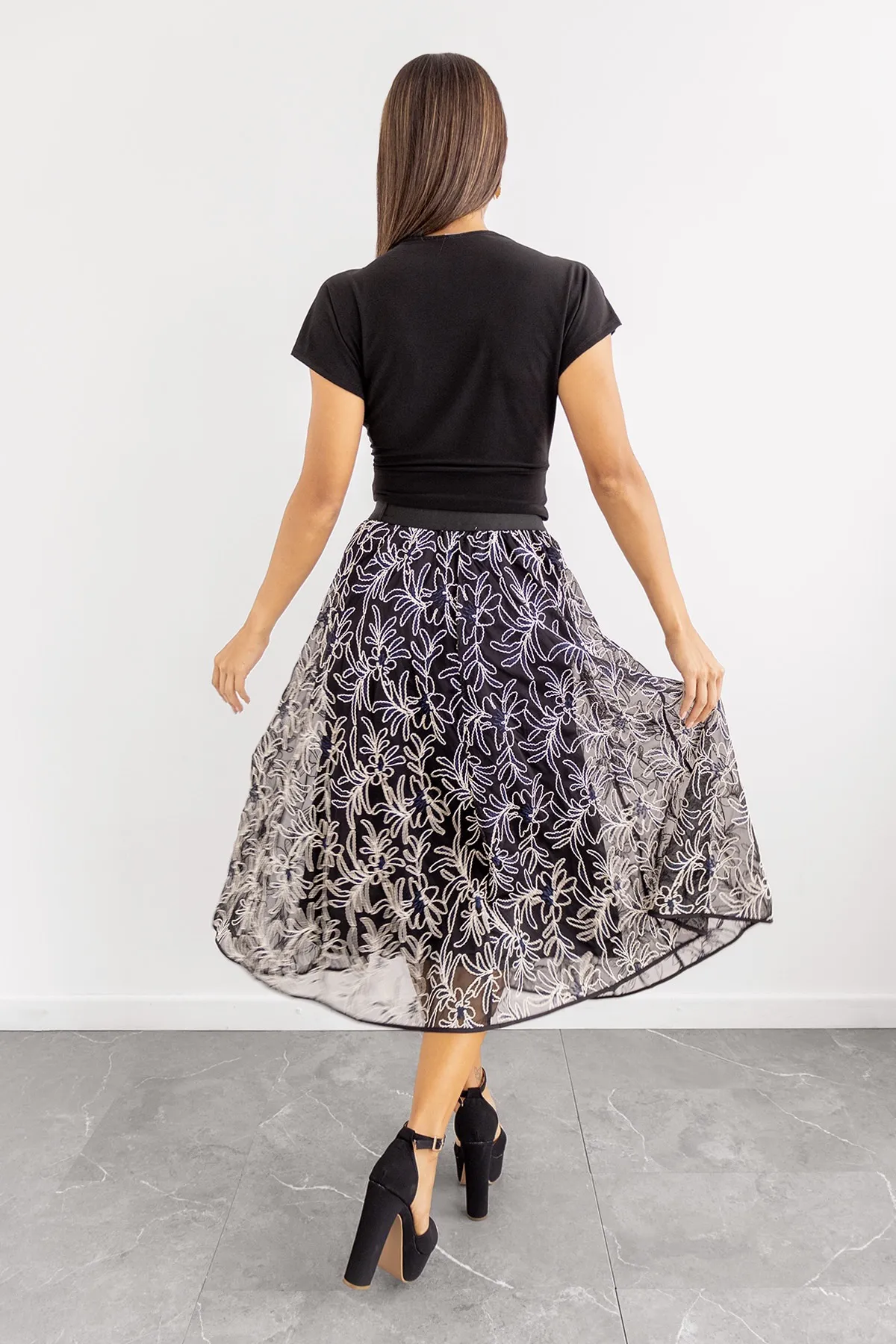 Falda Midi Flores Bordadas Negra imagen 2