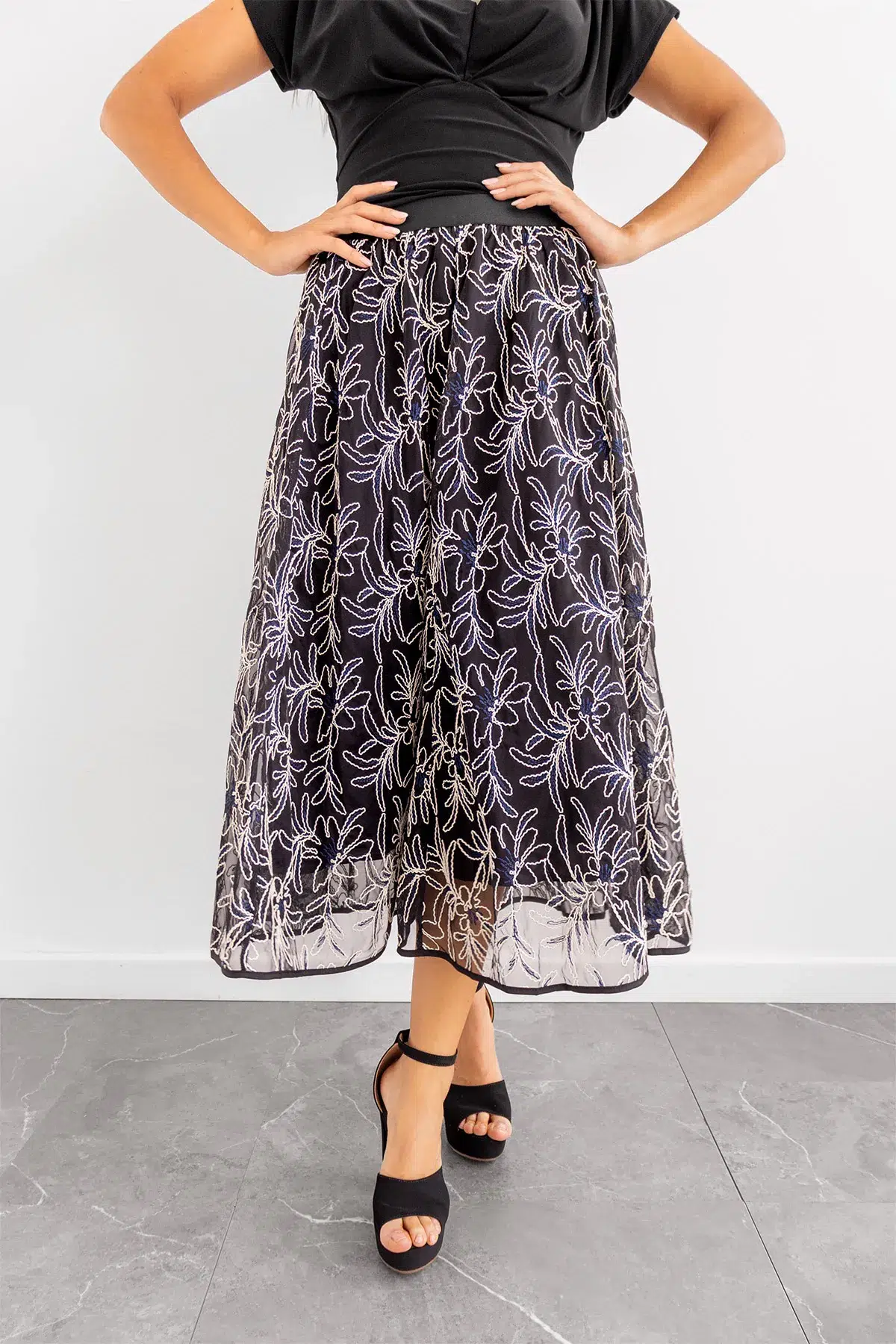 Falda Midi Flores Bordadas Negra imagen 3