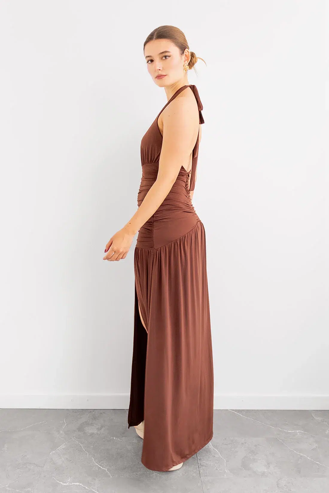 Vestido Escote Profundo Café imagen 2