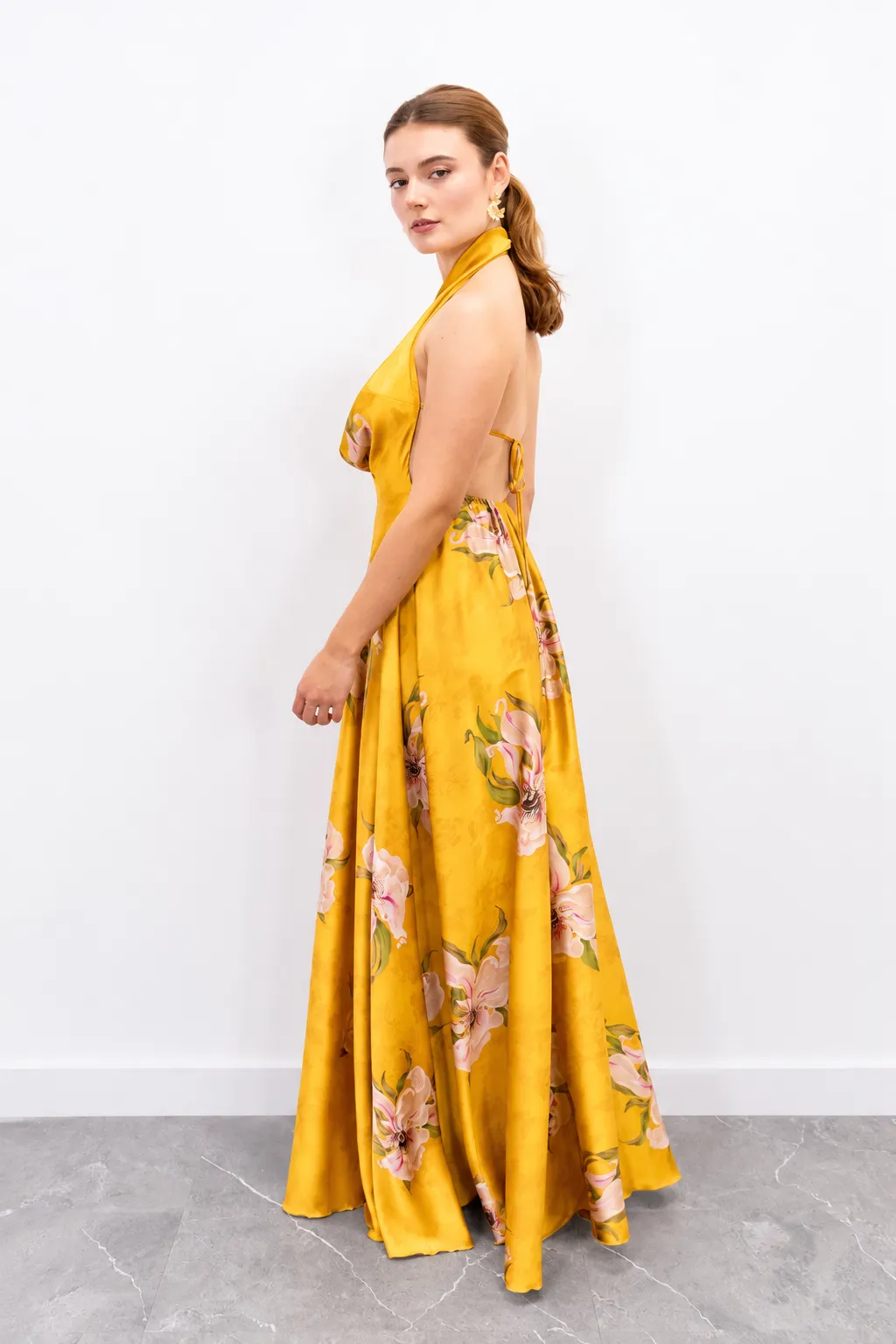 Vestido Escote Drapeado Amarillo con Flores imagen 2