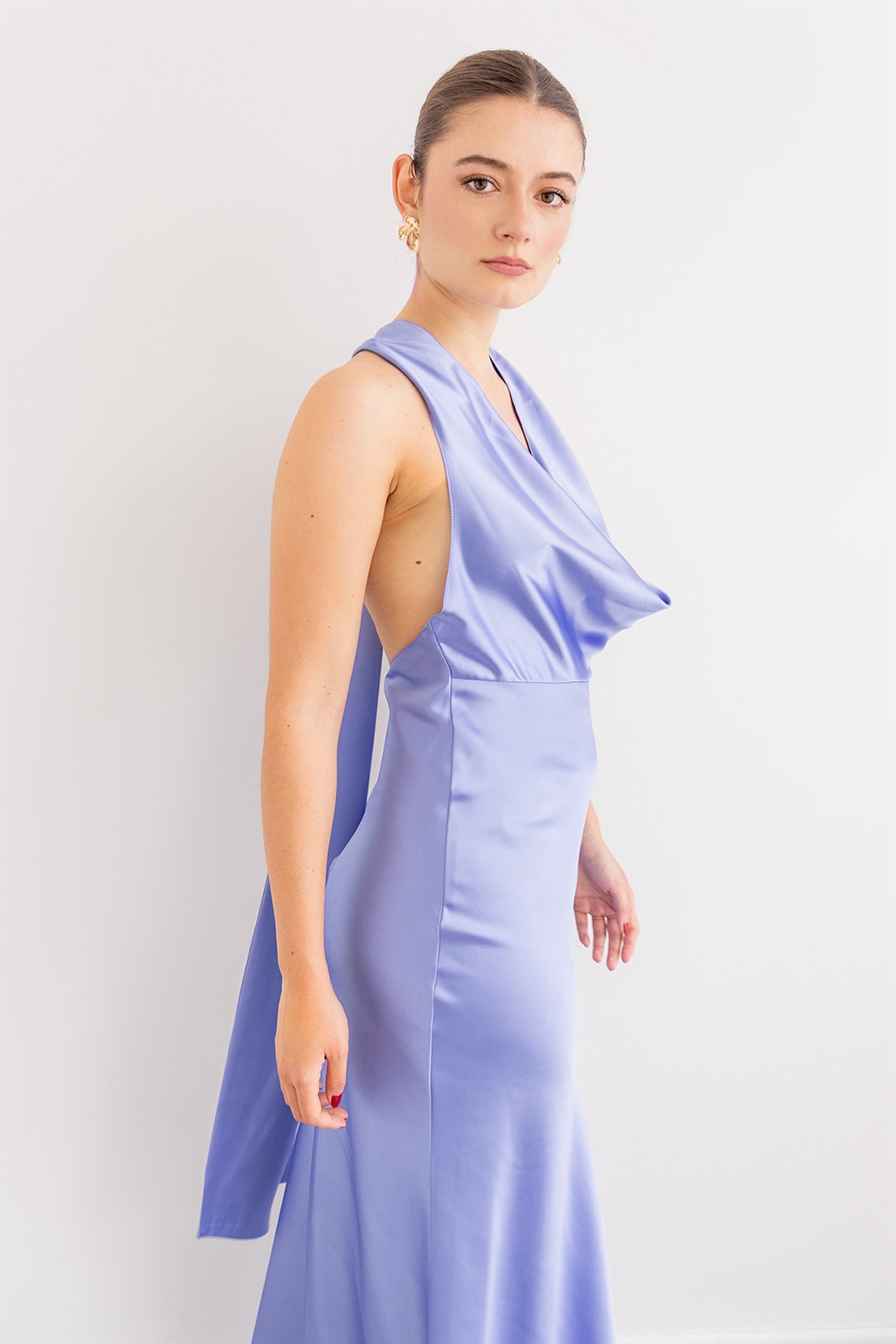 Vestido en Satin Escote Halter Drapeado Celeste imagen 3