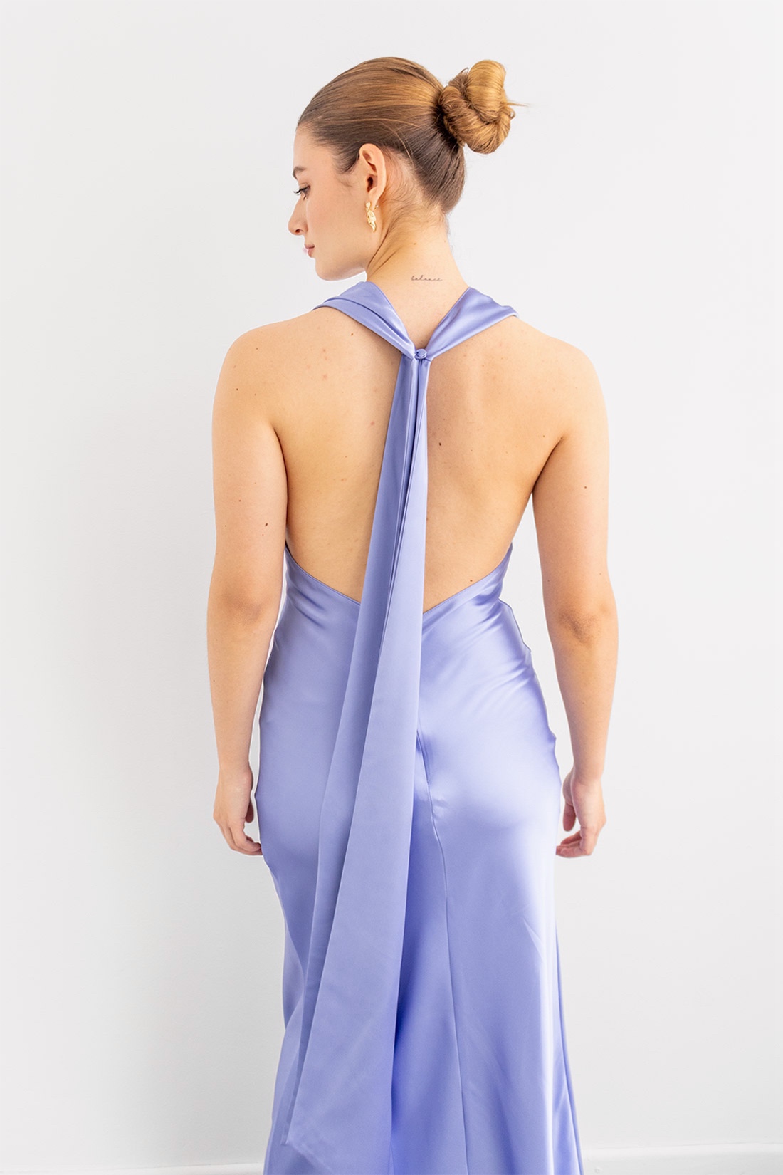 Vestido en Satin Escote Halter Drapeado Celeste imagen 4