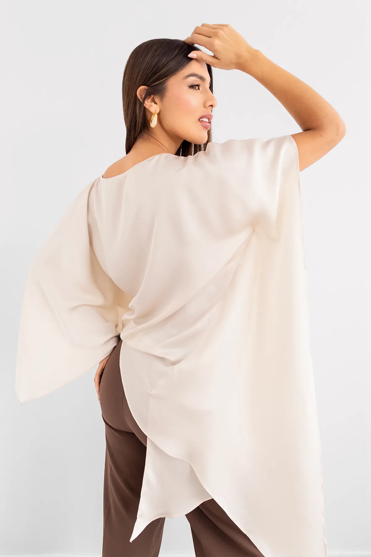 Blusa Asimetrica Satin Crema imagen 2