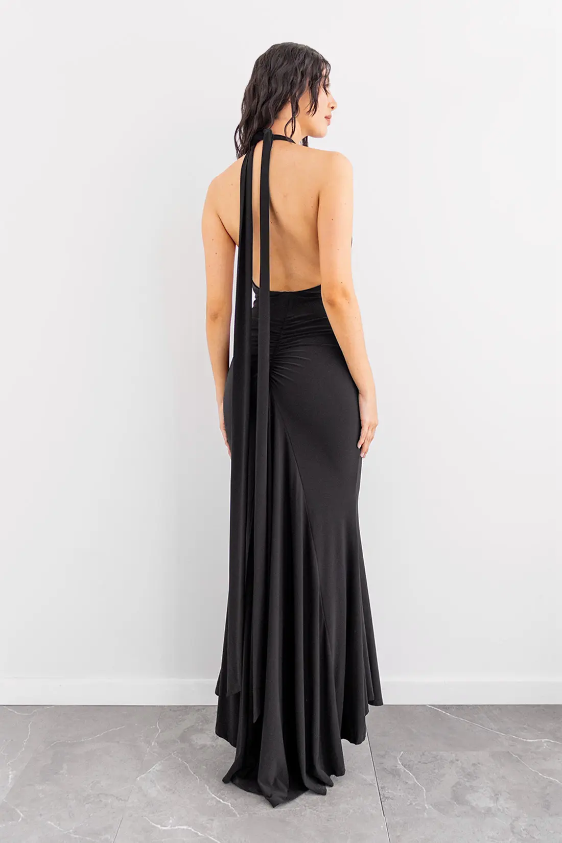 Vestido Ajustado Cuello Halter Negro imagen 2