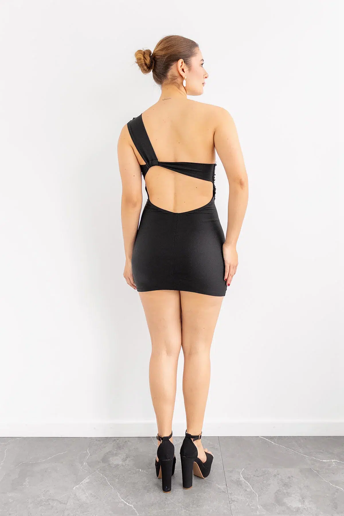 Vestido Corto Ajustado Lazo Entrelazado Negro imagen 2