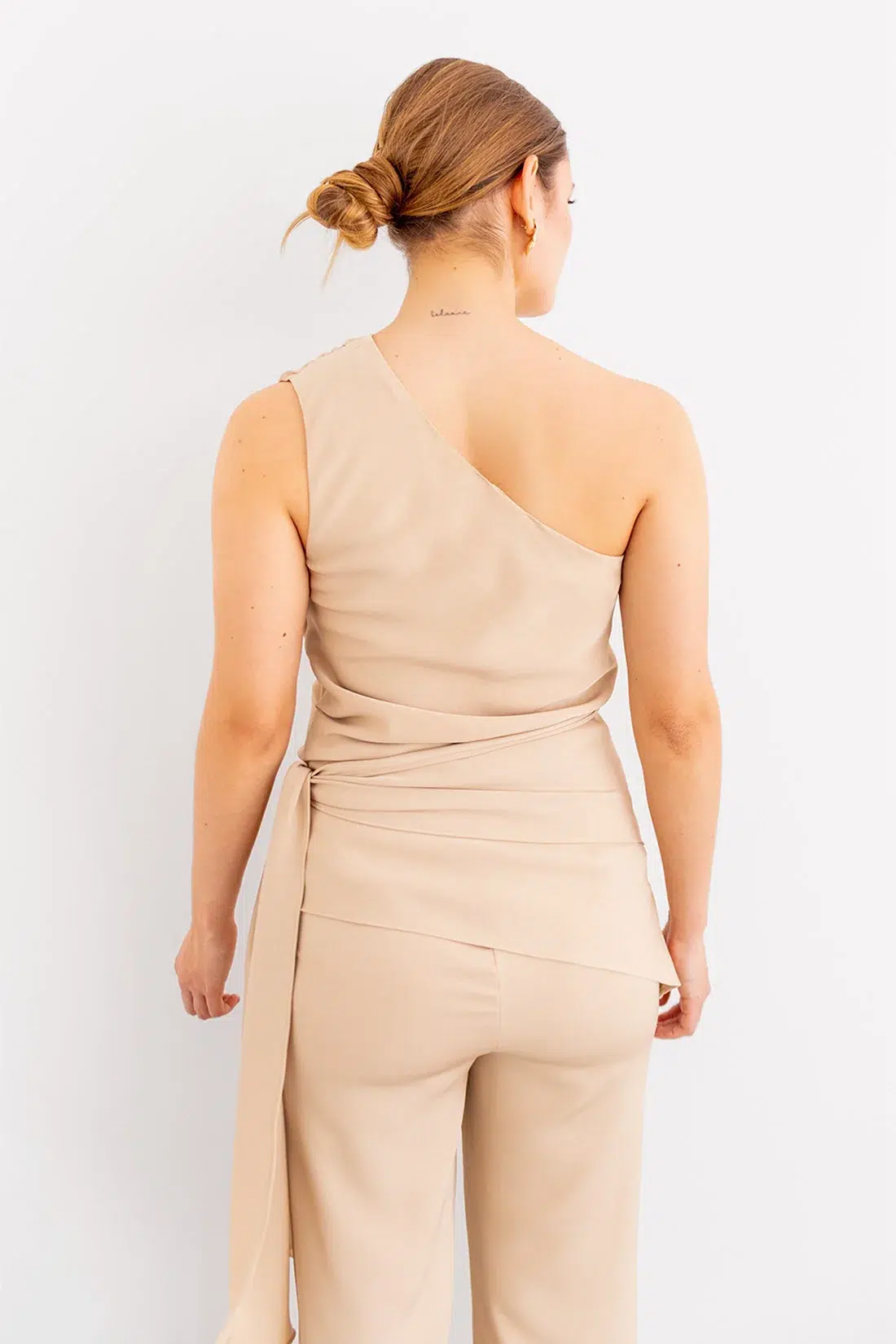 Enterizo Top Asimetrico con Lazo Beige imagen 3