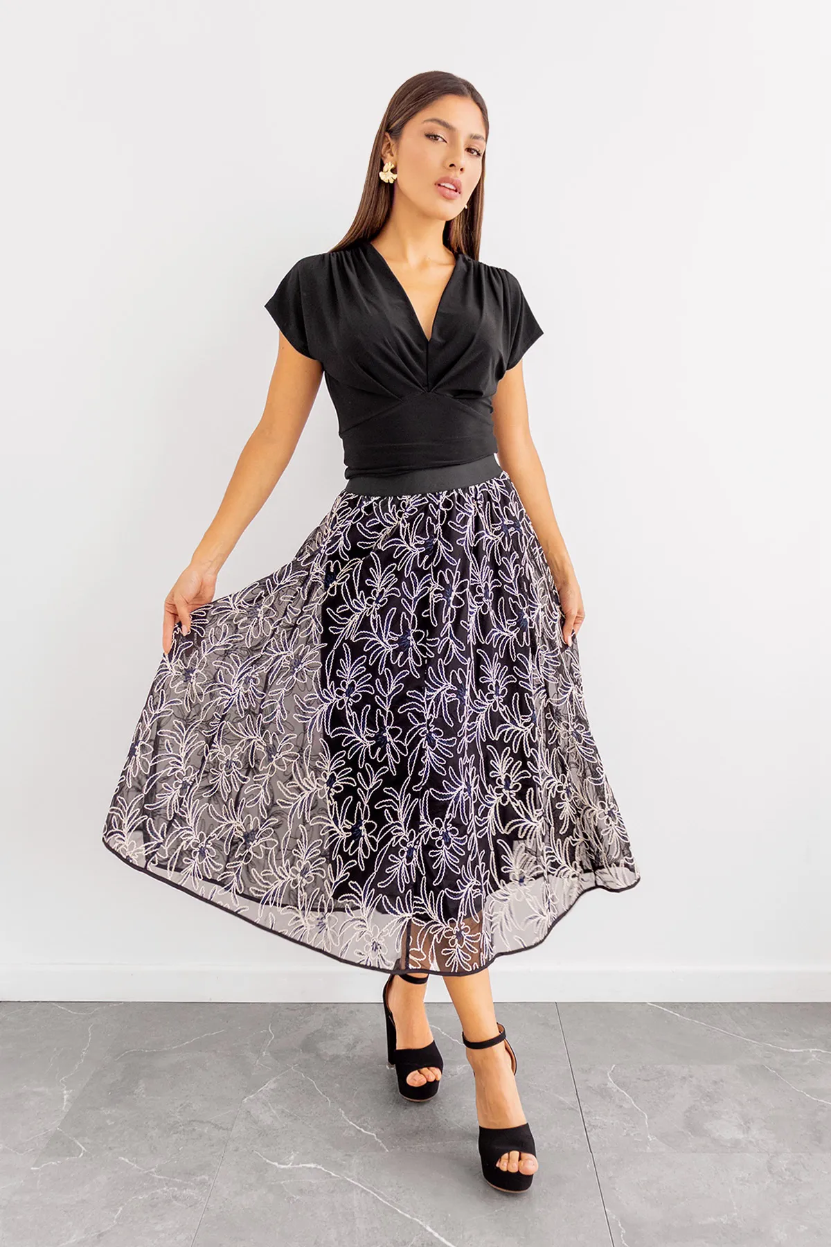 Blusa Escote en V Negra imagen 3