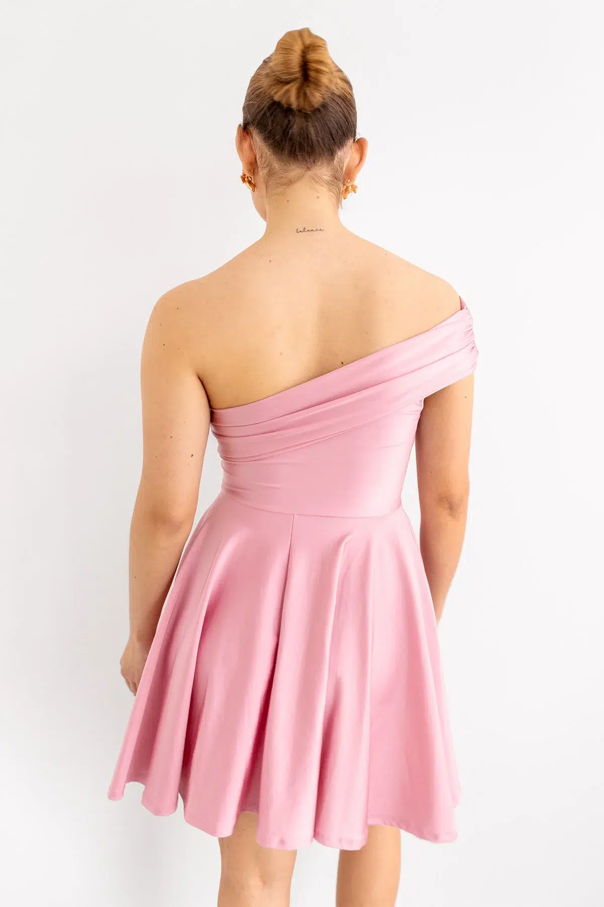 Vestido Corto Escote Bandeja Asimetrico Rosa imagen 3