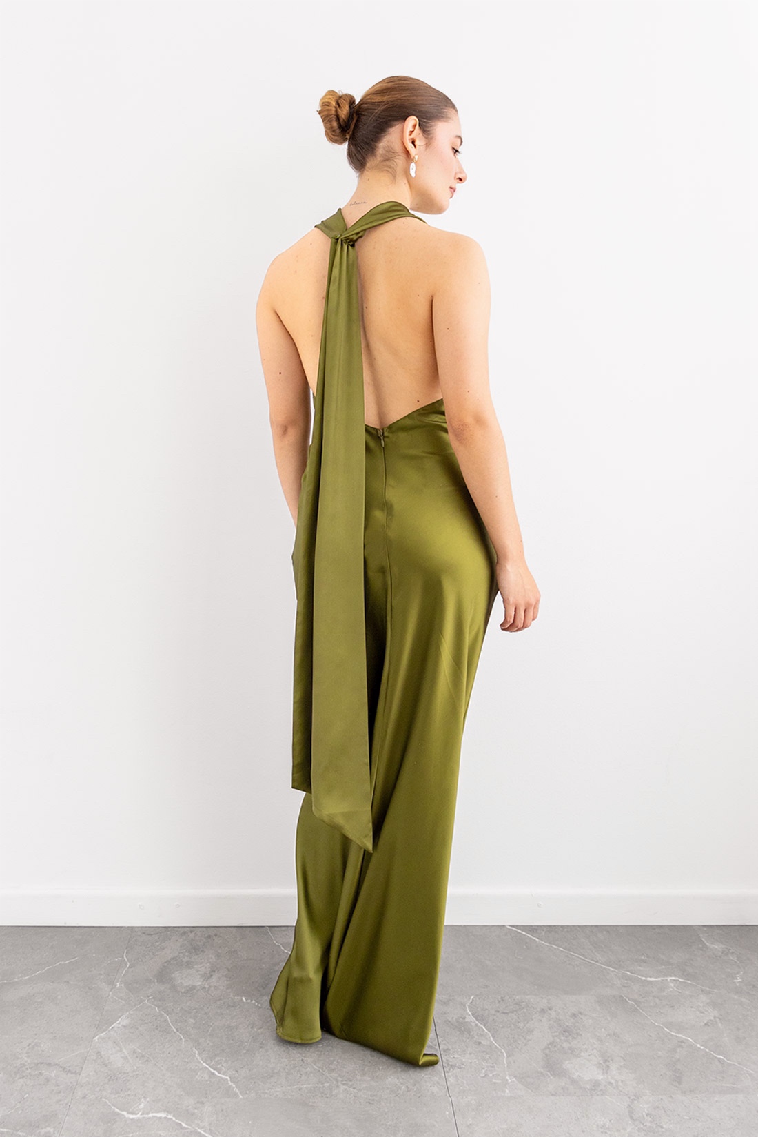 Vestido en Satin Escote Halter Drapeado Olivo imagen 2